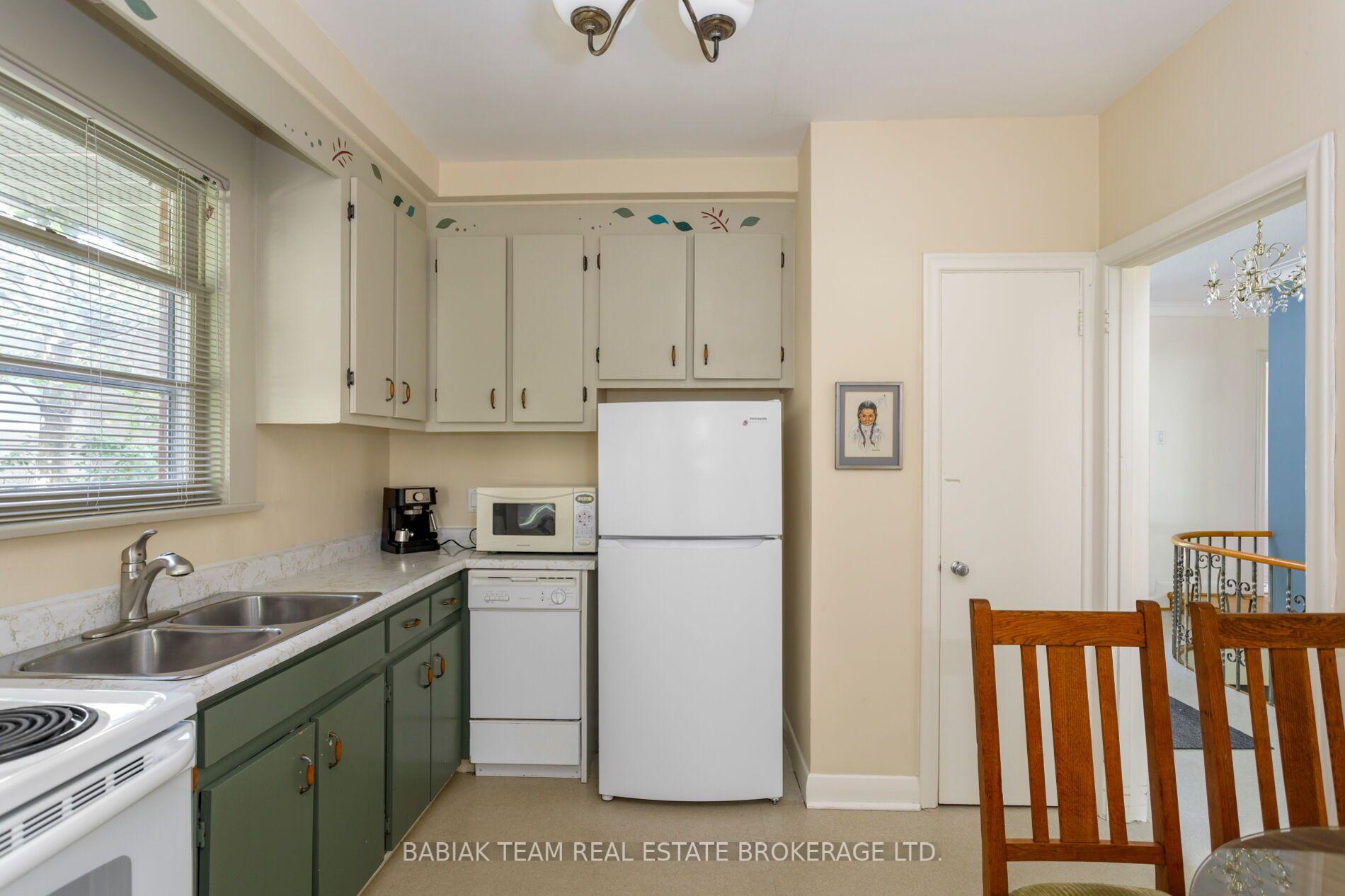 Photo 8 of 4 Ivy Lea Crescent, Etobicoke, Stonegate-Queensway — HOMEH