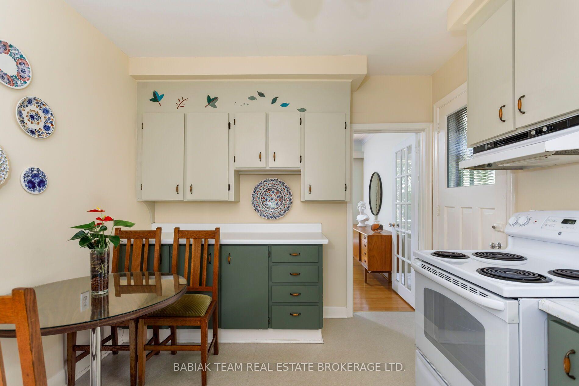 Photo 9 of 4 Ivy Lea Crescent, Etobicoke, Stonegate-Queensway — HOMEH