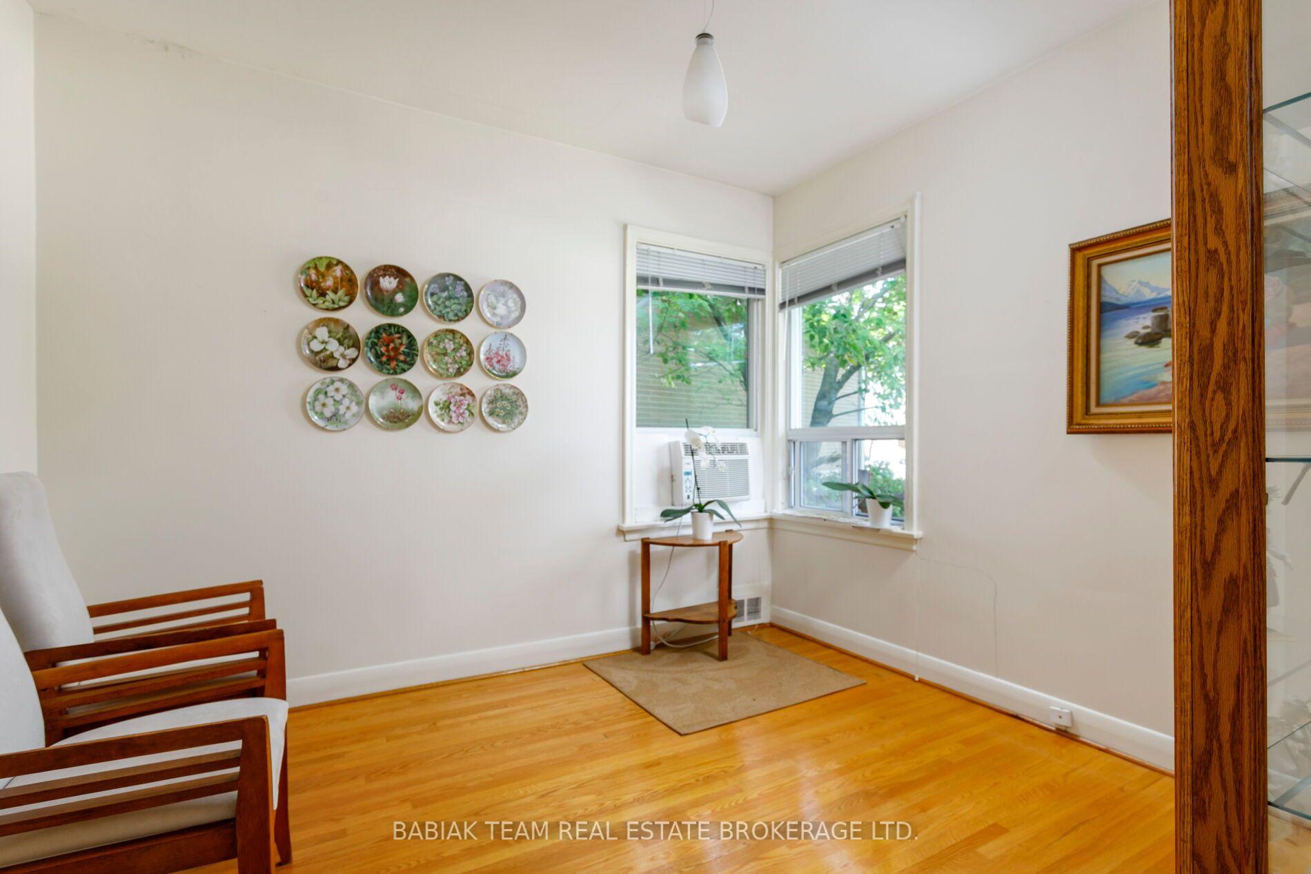 Photo 10 of 4 Ivy Lea Crescent, Etobicoke, Stonegate-Queensway — HOMEH