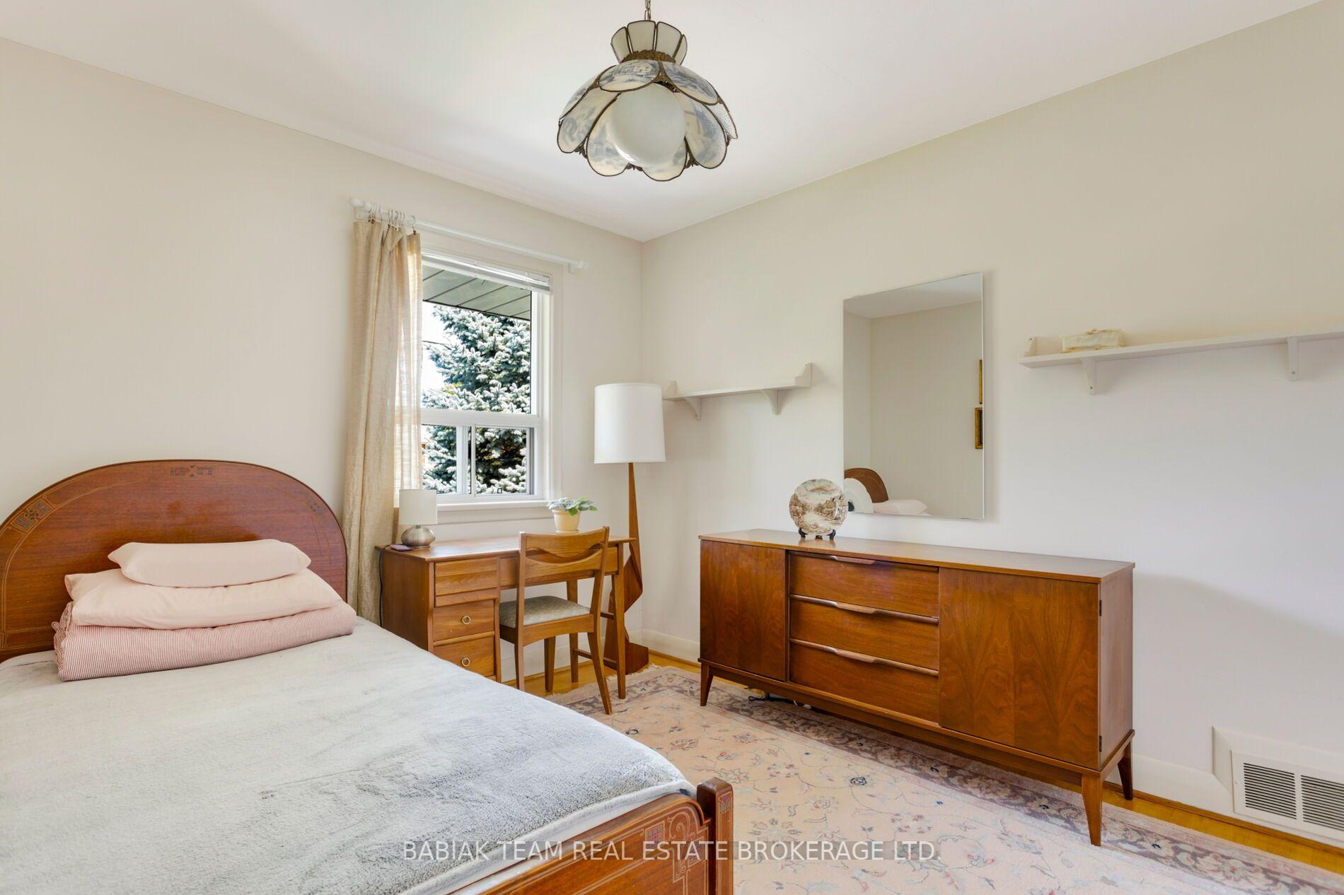 Photo 11 of 4 Ivy Lea Crescent, Etobicoke, Stonegate-Queensway — HOMEH