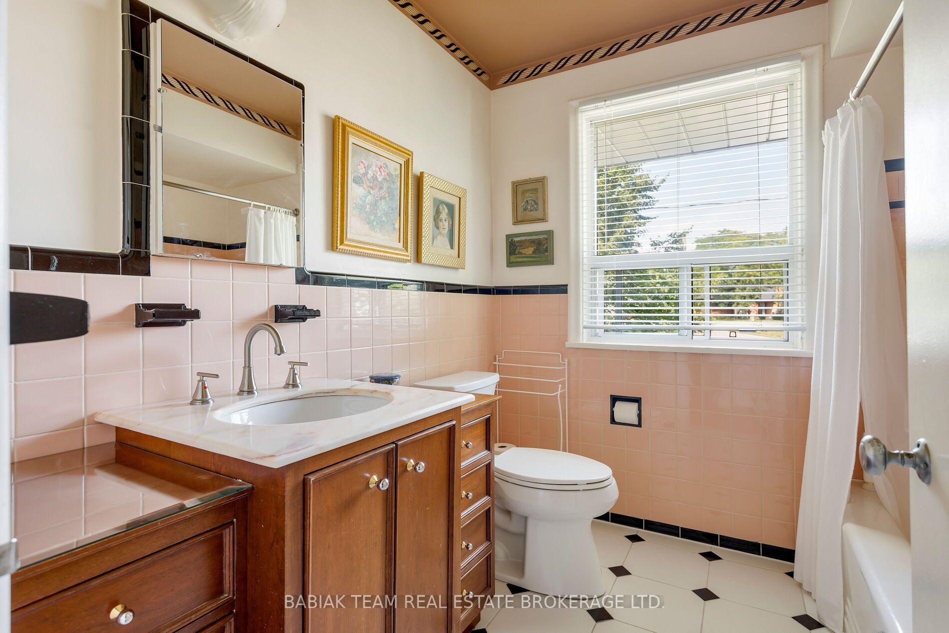 Photo 12 of 4 Ivy Lea Crescent, Etobicoke, Stonegate-Queensway — HOMEH