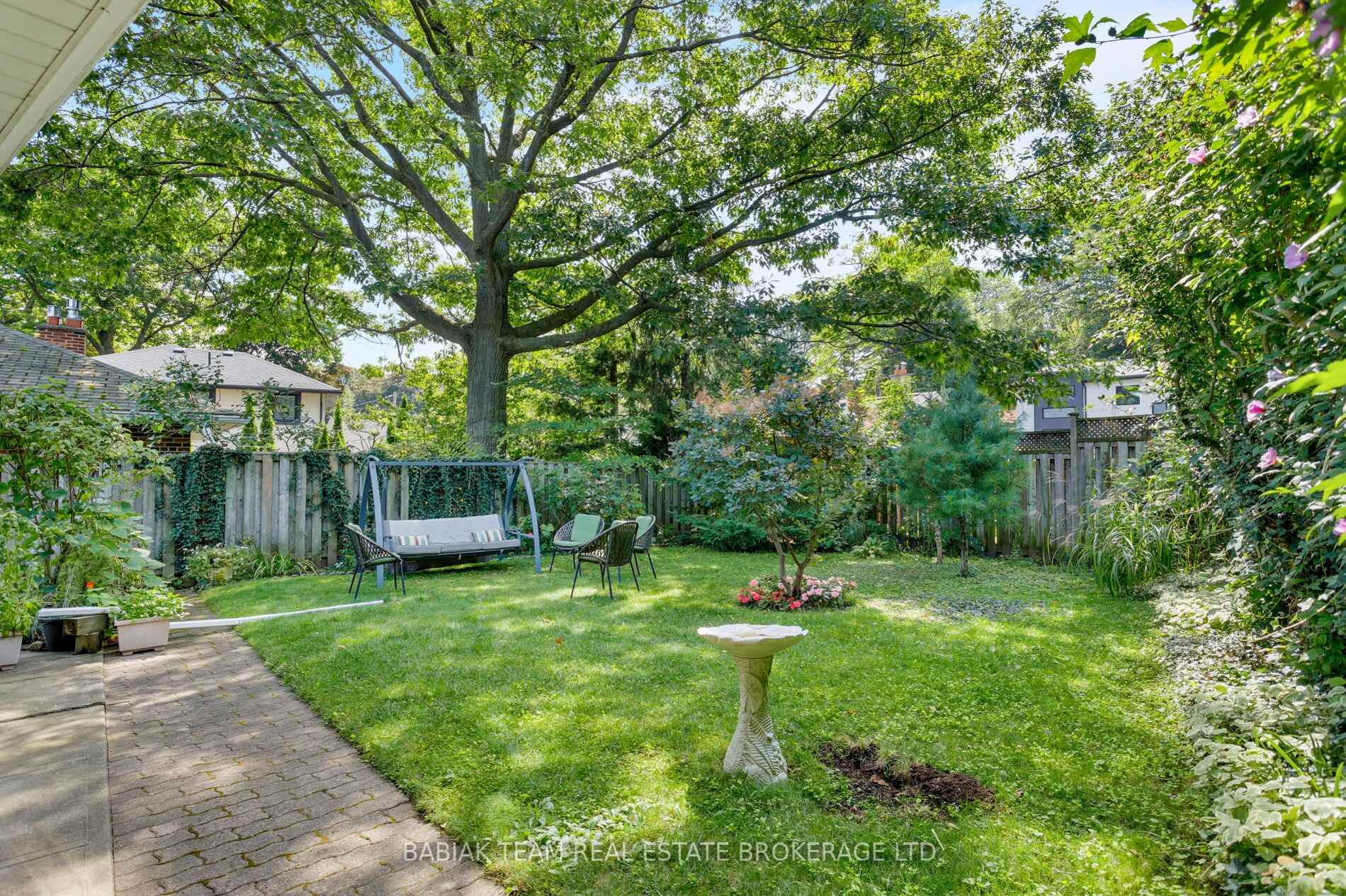 Photo 15 of 4 Ivy Lea Crescent, Etobicoke, Stonegate-Queensway — HOMEH