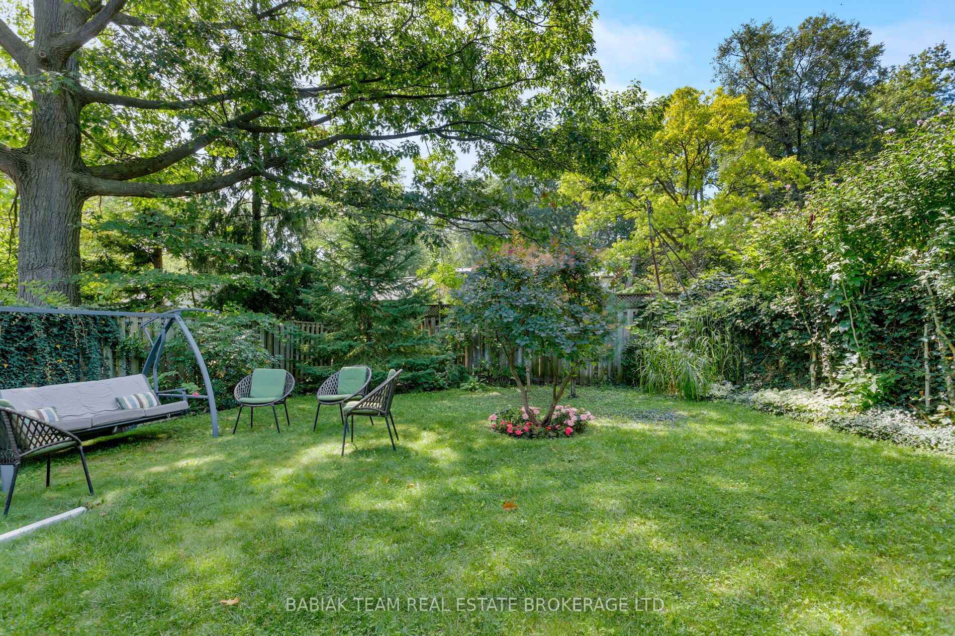 Photo 16 of 4 Ivy Lea Crescent, Etobicoke, Stonegate-Queensway — HOMEH
