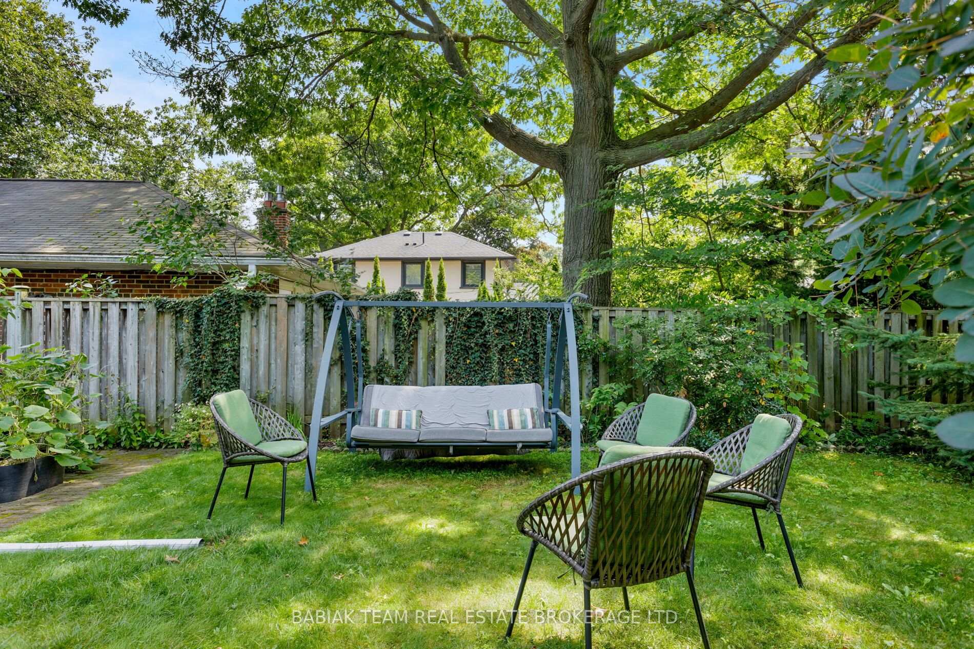 Photo 18 of 4 Ivy Lea Crescent, Etobicoke, Stonegate-Queensway — HOMEH