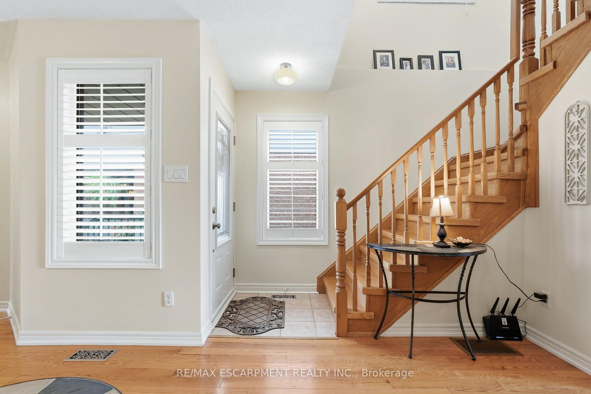 Photo 2 of 8 Slater Court, Hamilton, Waterdown — HOMEH