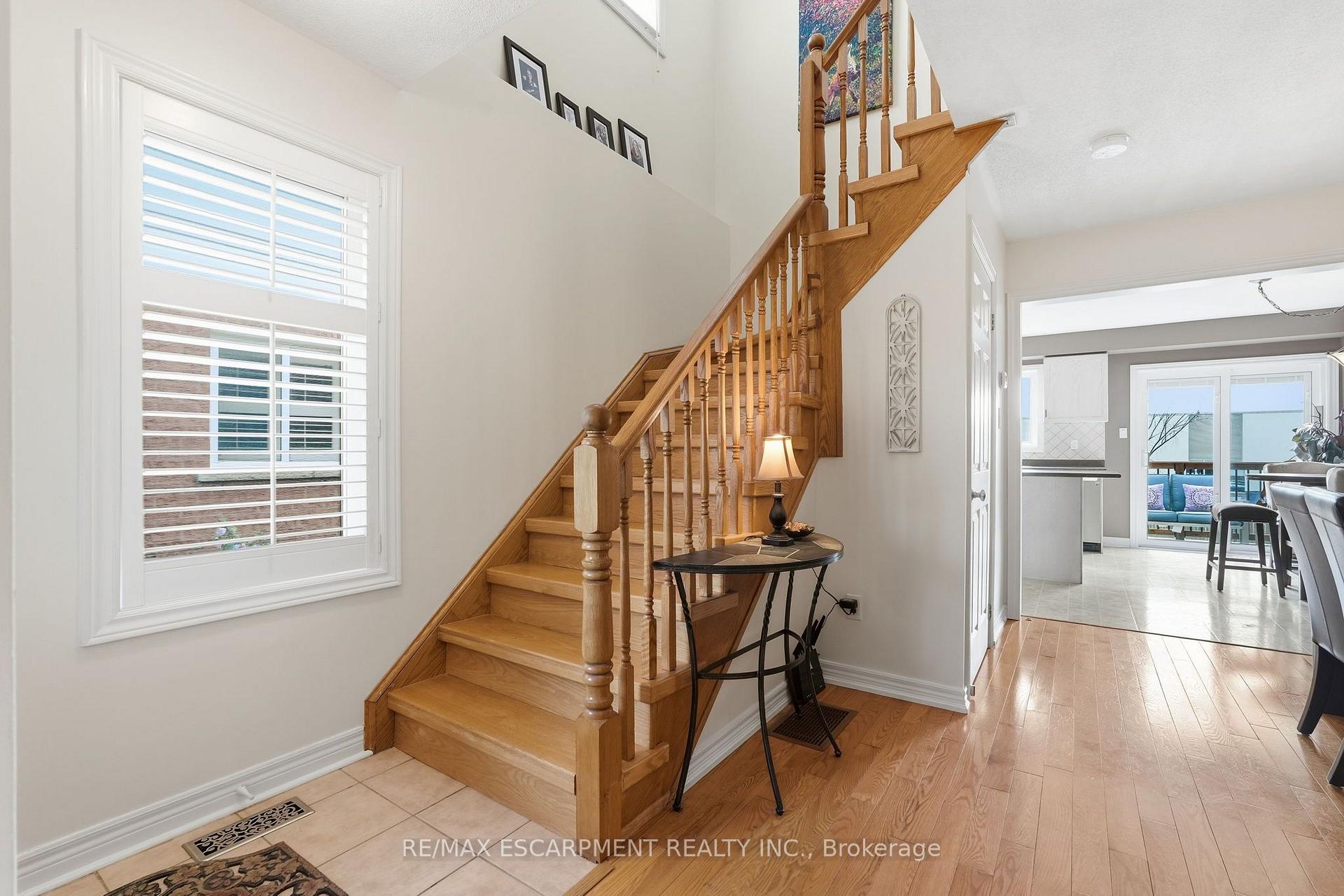 Photo 3 of 8 Slater Court, Hamilton, Waterdown — HOMEH