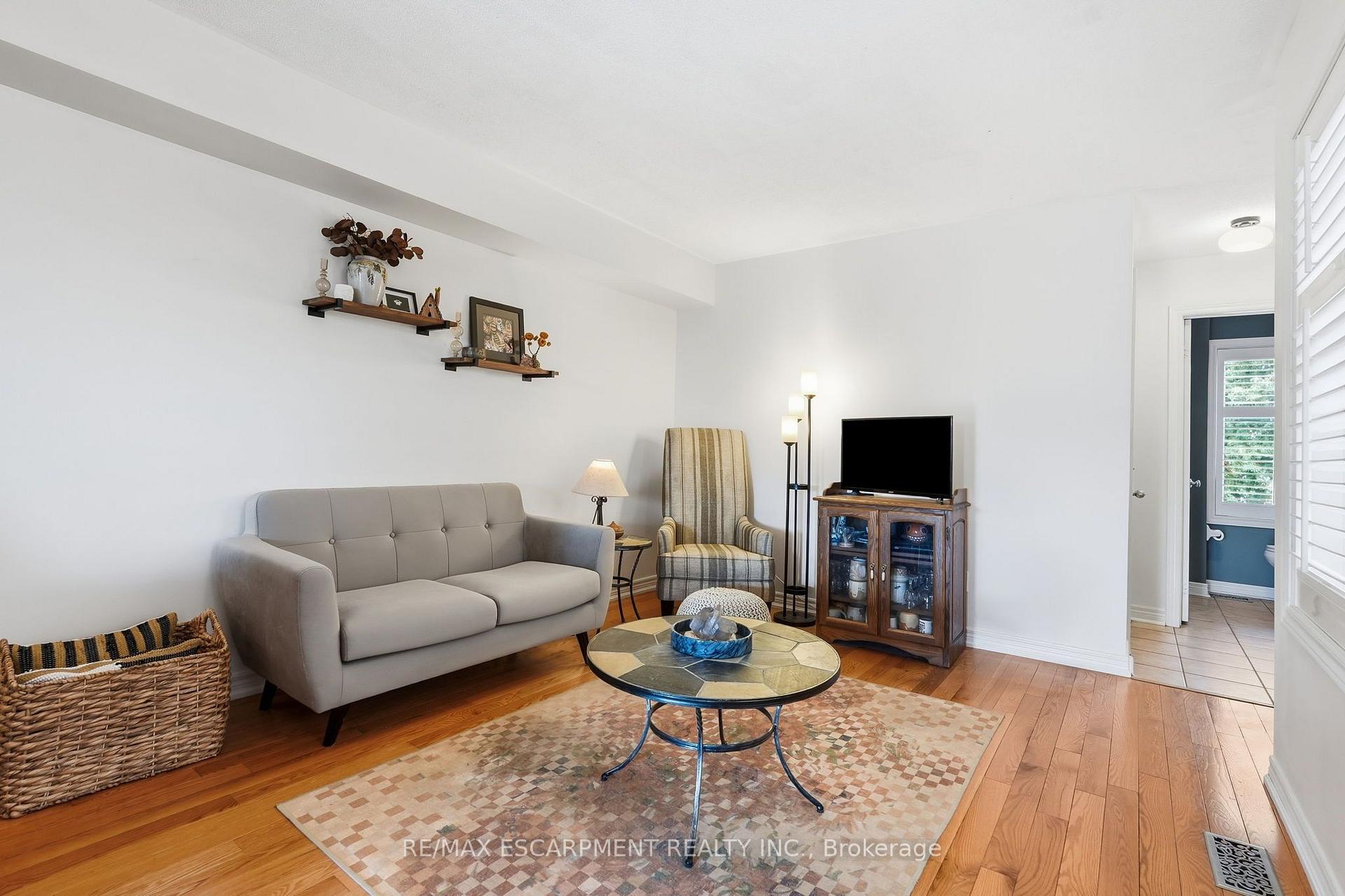 Photo 4 of 8 Slater Court, Hamilton, Waterdown — HOMEH