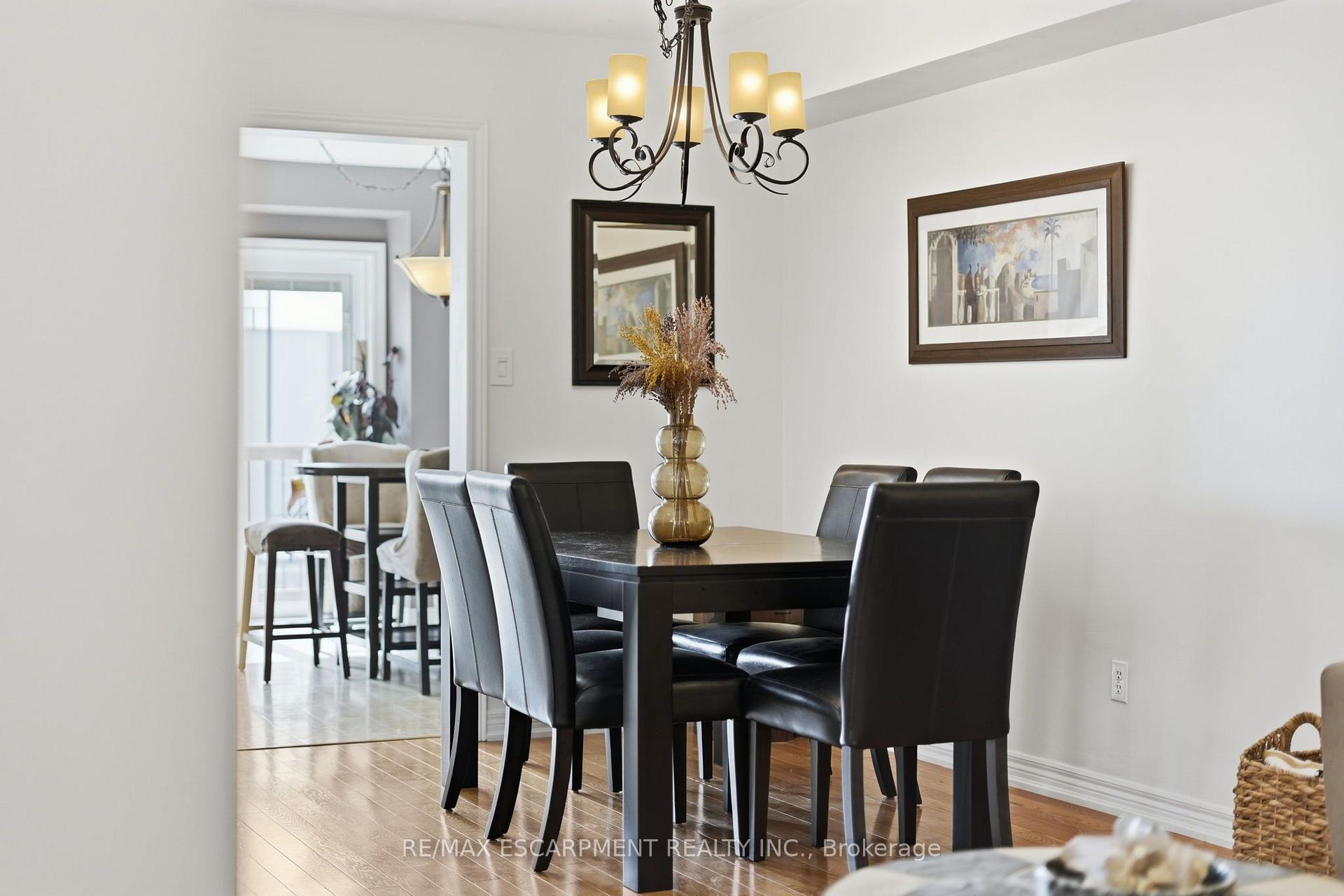Photo 6 of 8 Slater Court, Hamilton, Waterdown — HOMEH