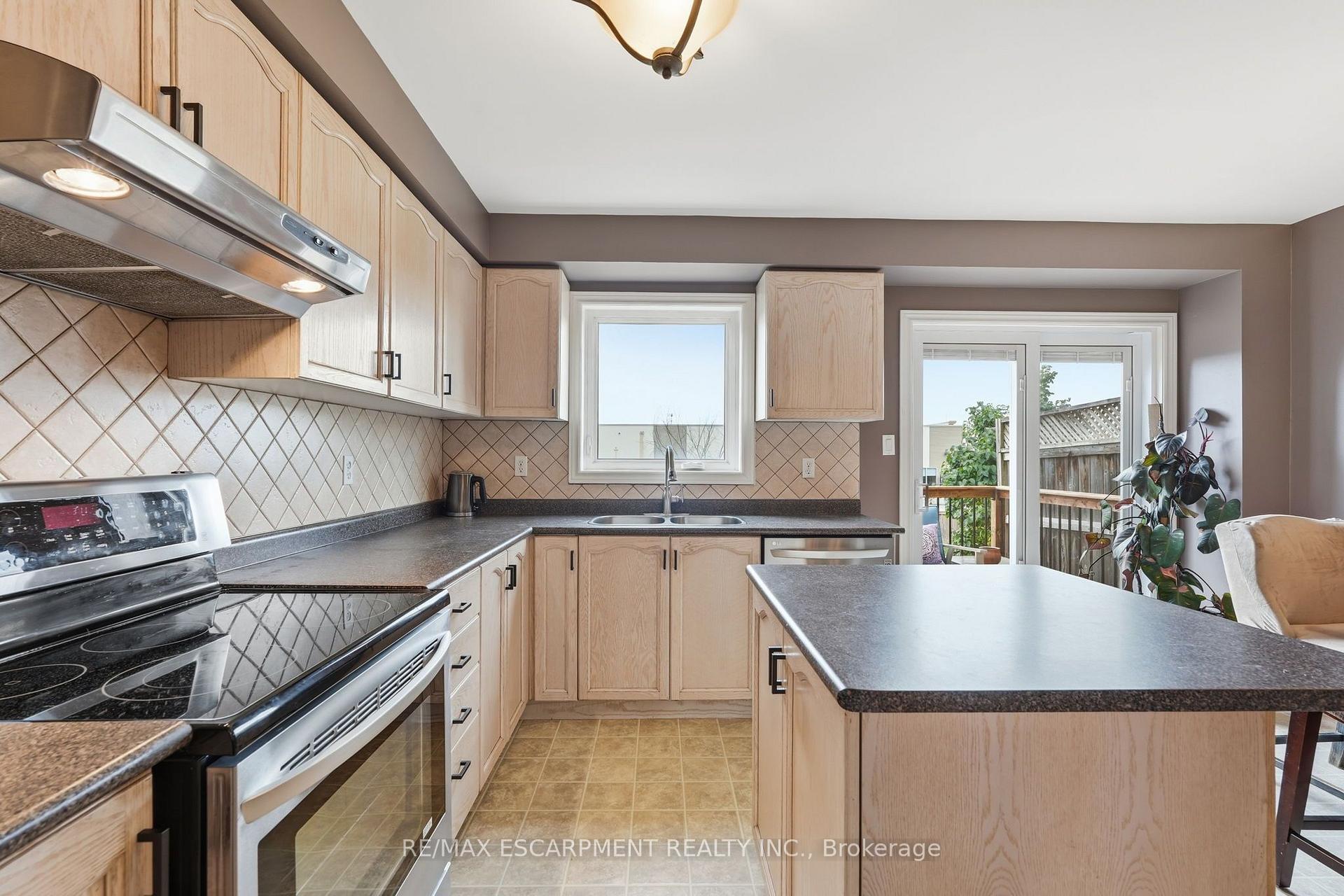 Photo 7 of 8 Slater Court, Hamilton, Waterdown — HOMEH