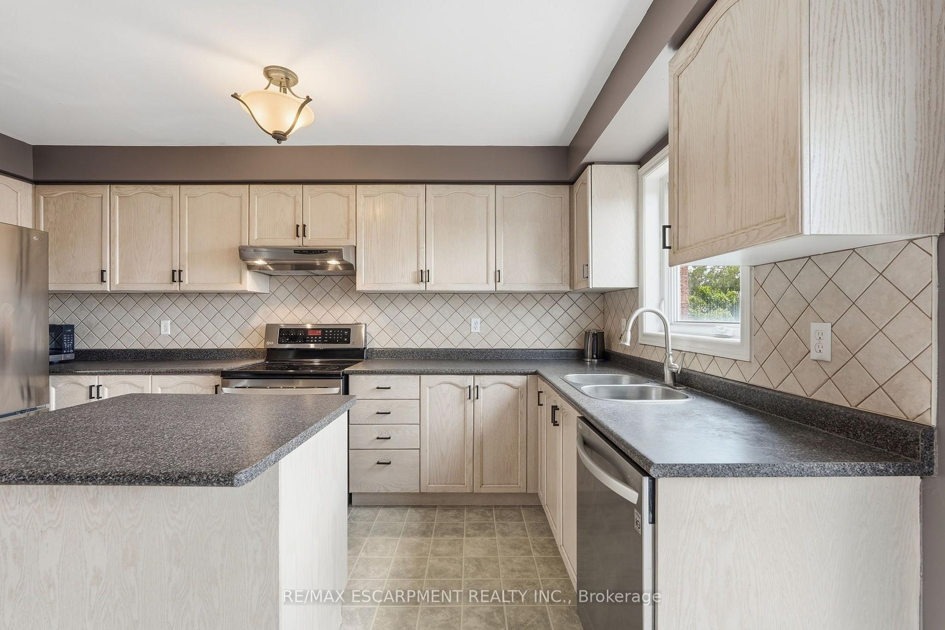Photo 9 of 8 Slater Court, Hamilton, Waterdown — HOMEH