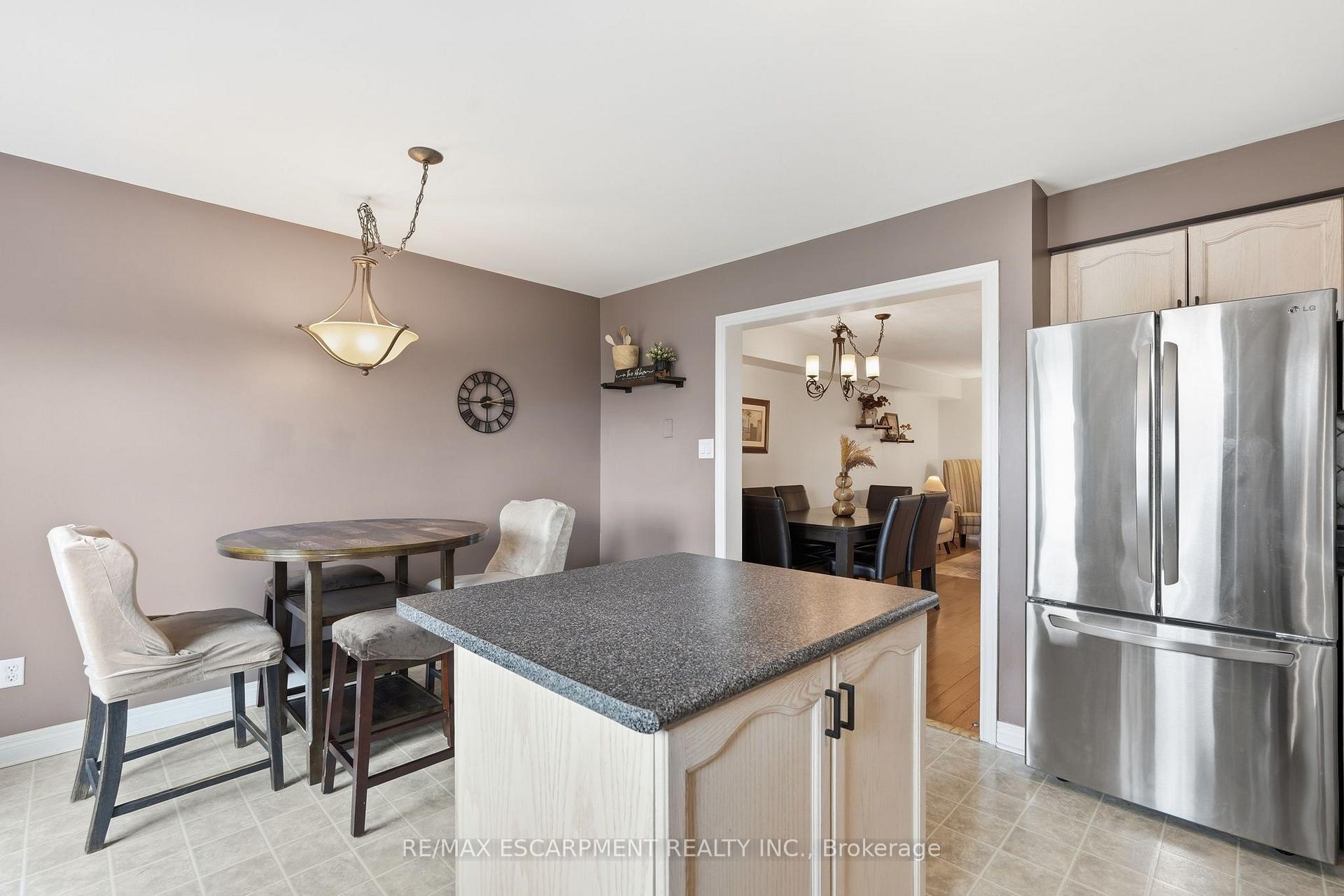 Photo 10 of 8 Slater Court, Hamilton, Waterdown — HOMEH