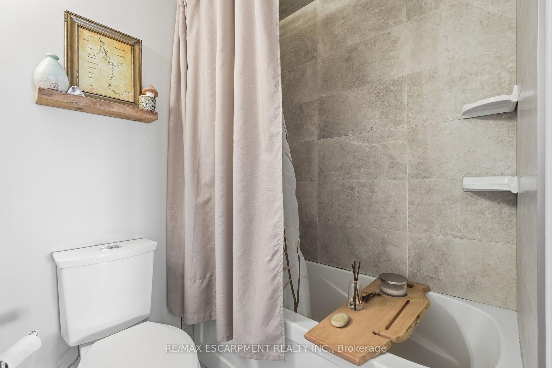 Photo 17 of 8 Slater Court, Hamilton, Waterdown — HOMEH