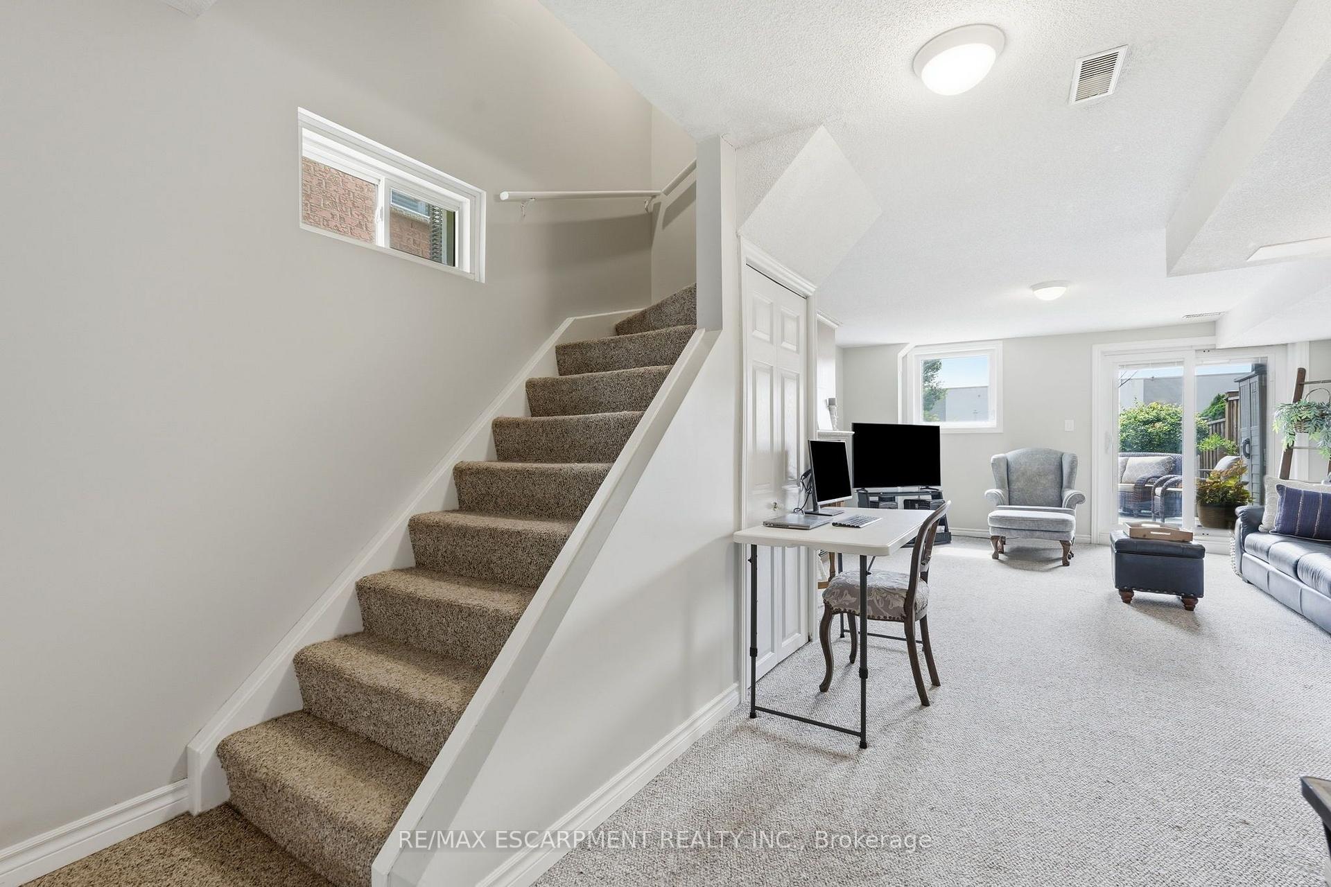 Photo 30 of 8 Slater Court, Hamilton, Waterdown — HOMEH