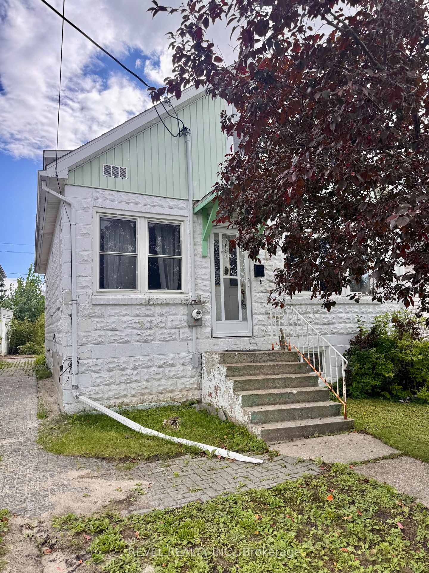 Front of 121 Floral Avenue