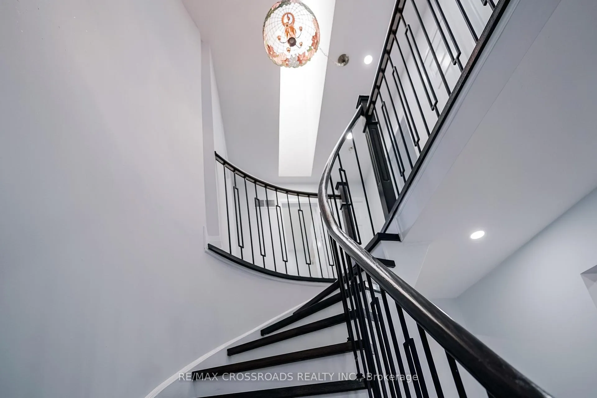 Photo 4 of 20 Wright Crescent, Ajax, Central — HOMEH
