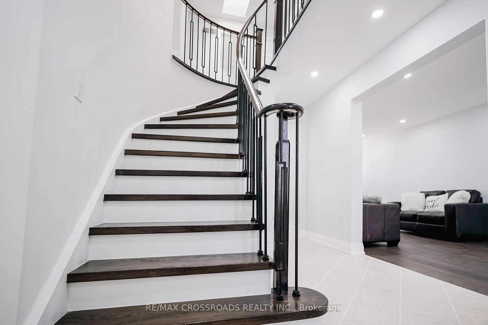 Photo 5 of 20 Wright Crescent, Ajax, Central — HOMEH