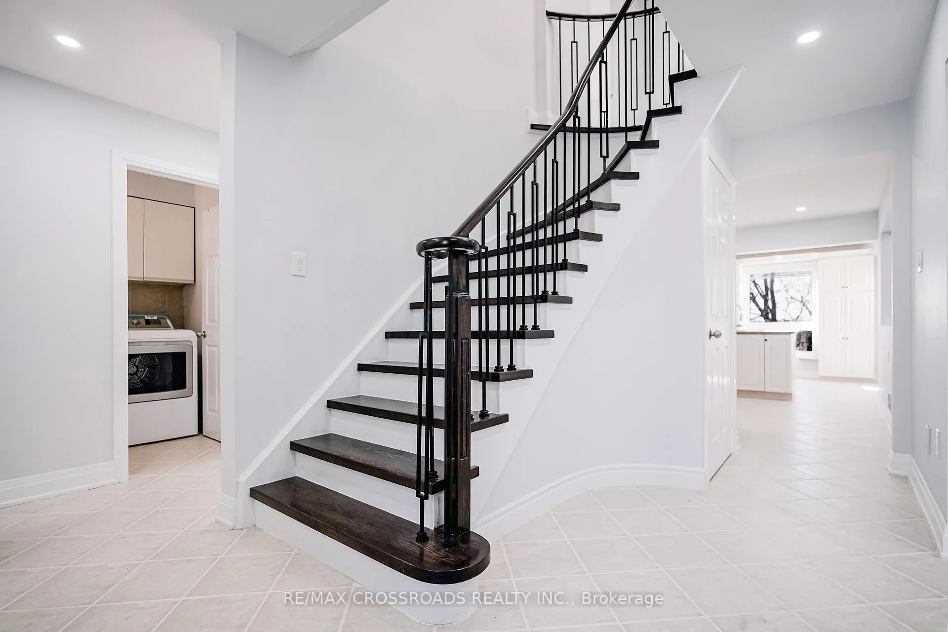 Photo 6 of 20 Wright Crescent, Ajax, Central — HOMEH