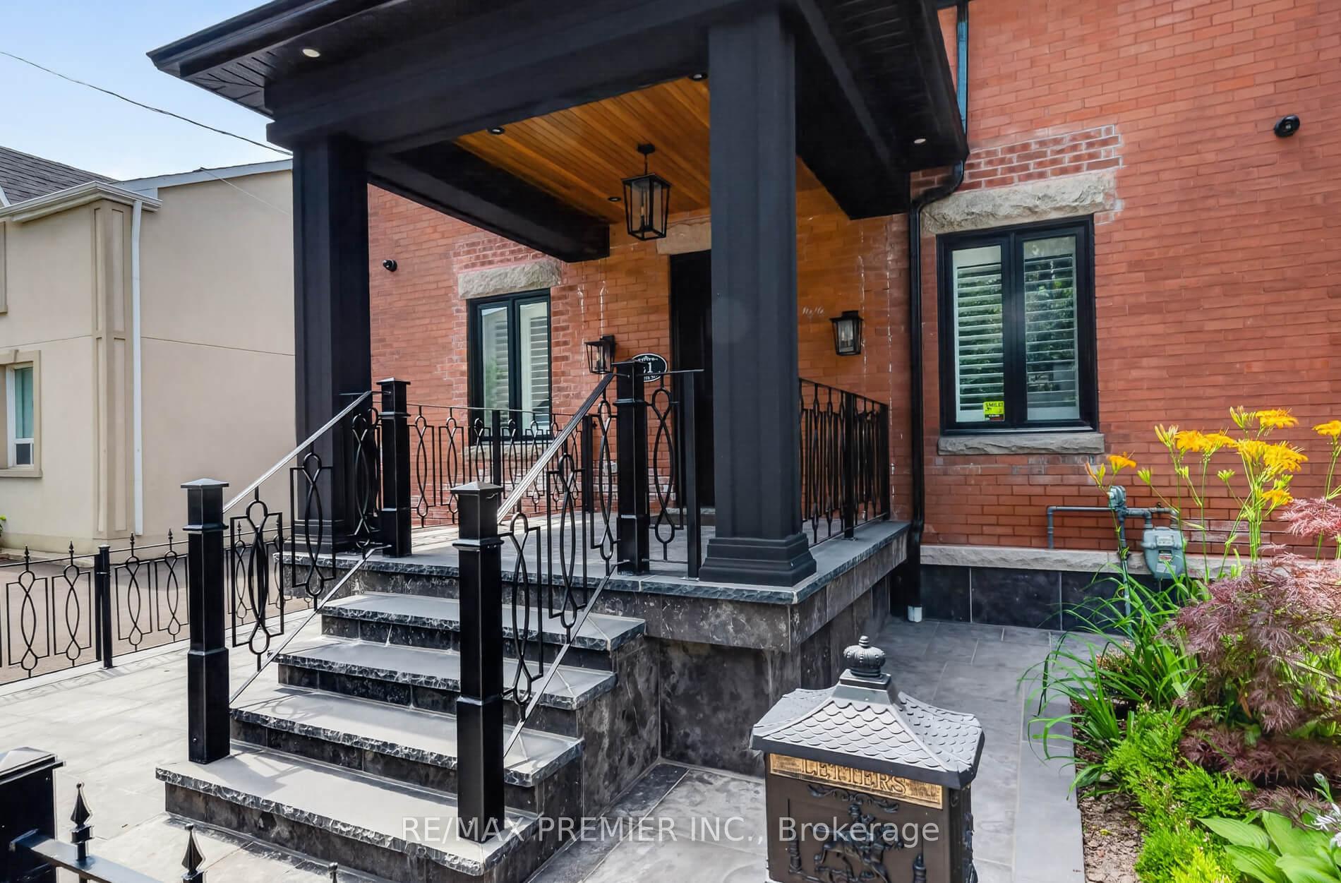 Photo 3 of 21 Elizabeth Street N, Brampton, Downtown Brampton — HOMEH