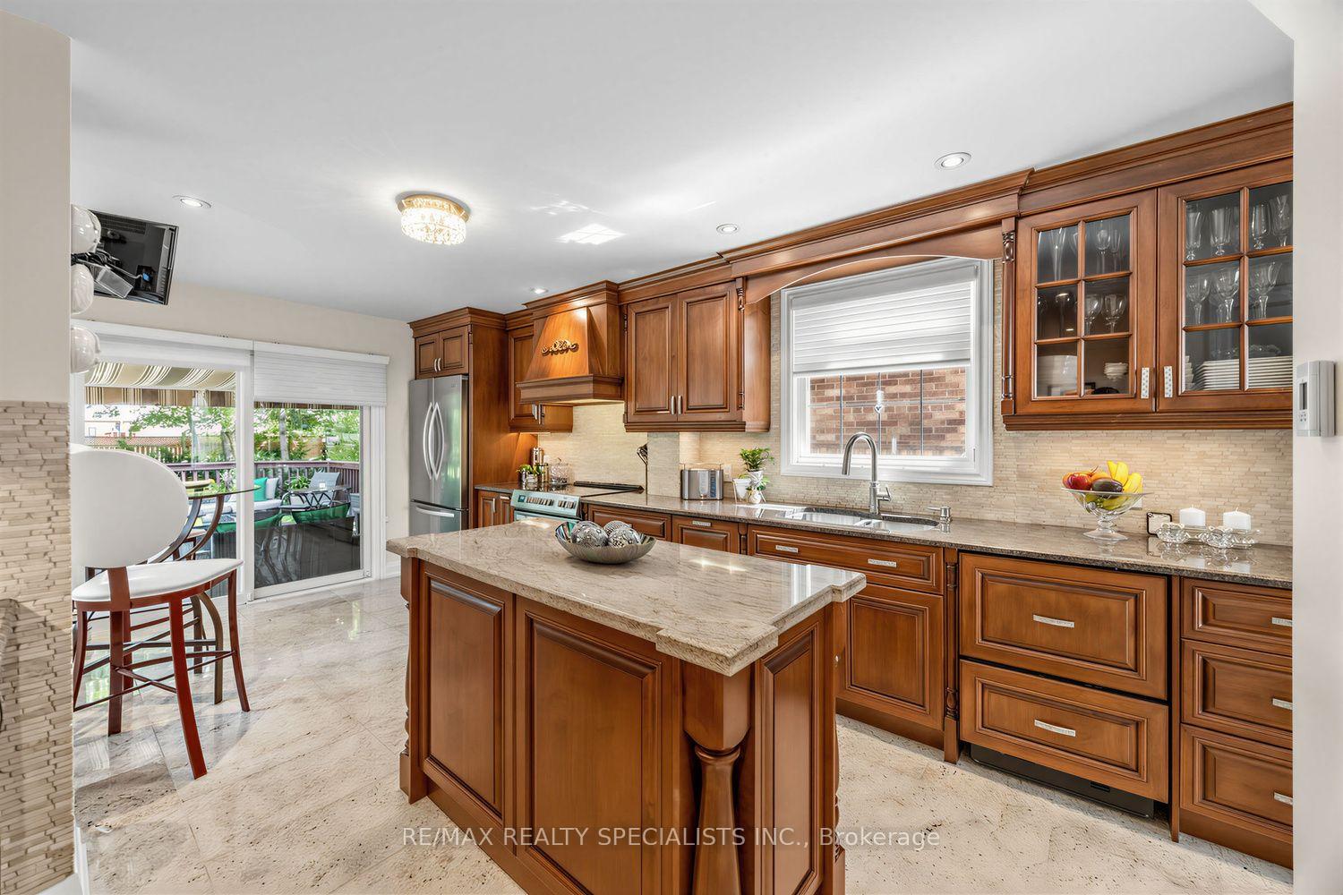 Photo 10 of 1211 Royal York Road, Etobicoke, Edenbridge-Humber Valley — HOMEH