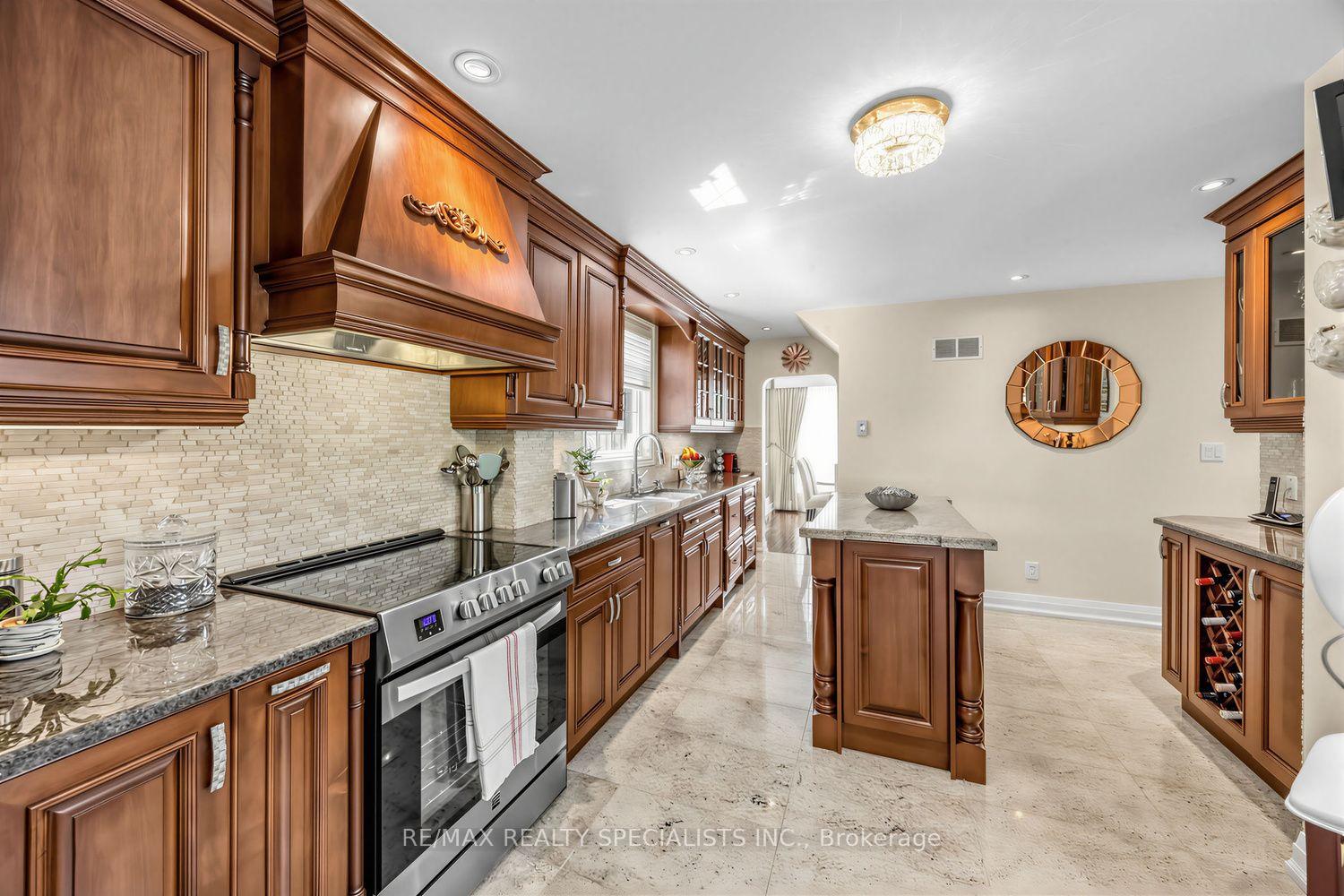 Photo 12 of 1211 Royal York Road, Etobicoke, Edenbridge-Humber Valley — HOMEH