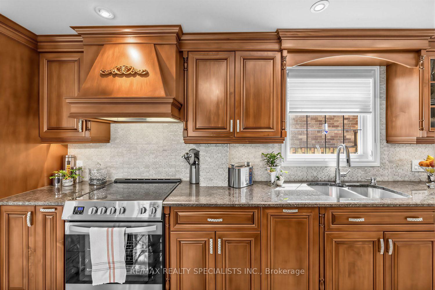 Photo 14 of 1211 Royal York Road, Etobicoke, Edenbridge-Humber Valley — HOMEH