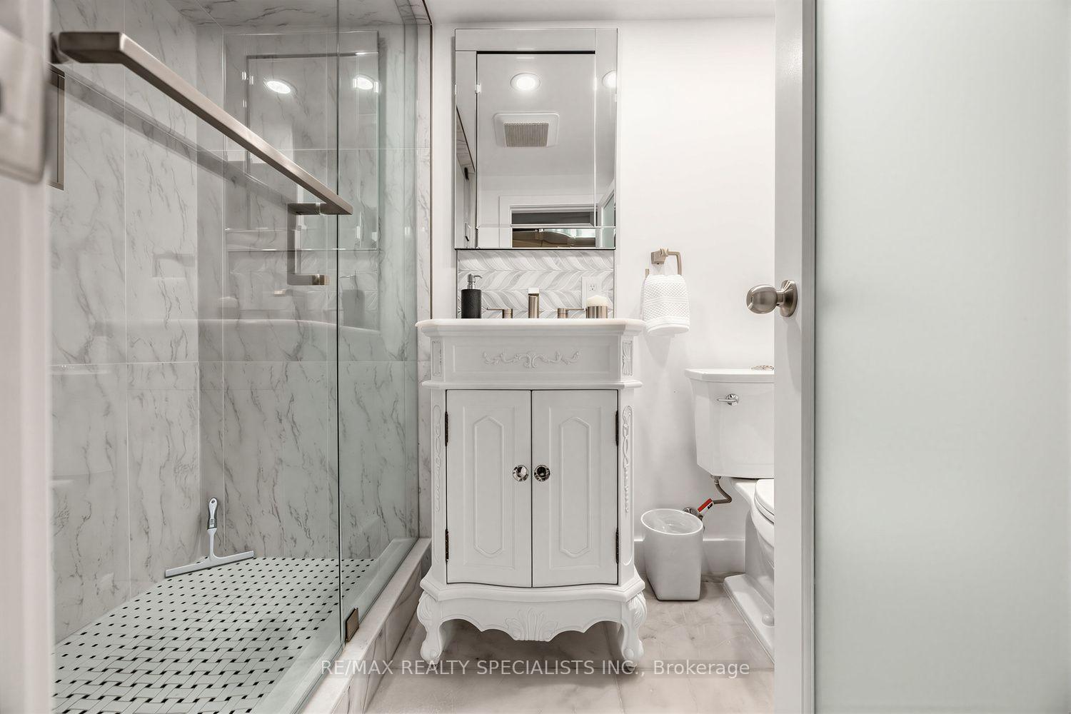 Photo 27 of 1211 Royal York Road, Etobicoke, Edenbridge-Humber Valley — HOMEH
