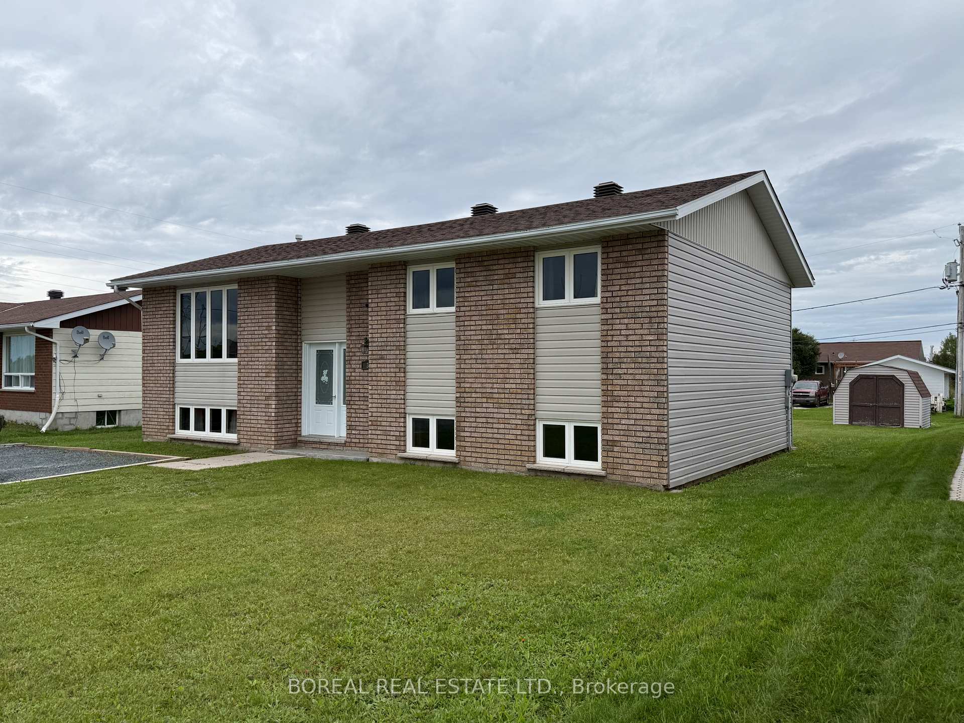 Photo 2 of 30 Eighteenth Avenue, Cochrane — HOMEH