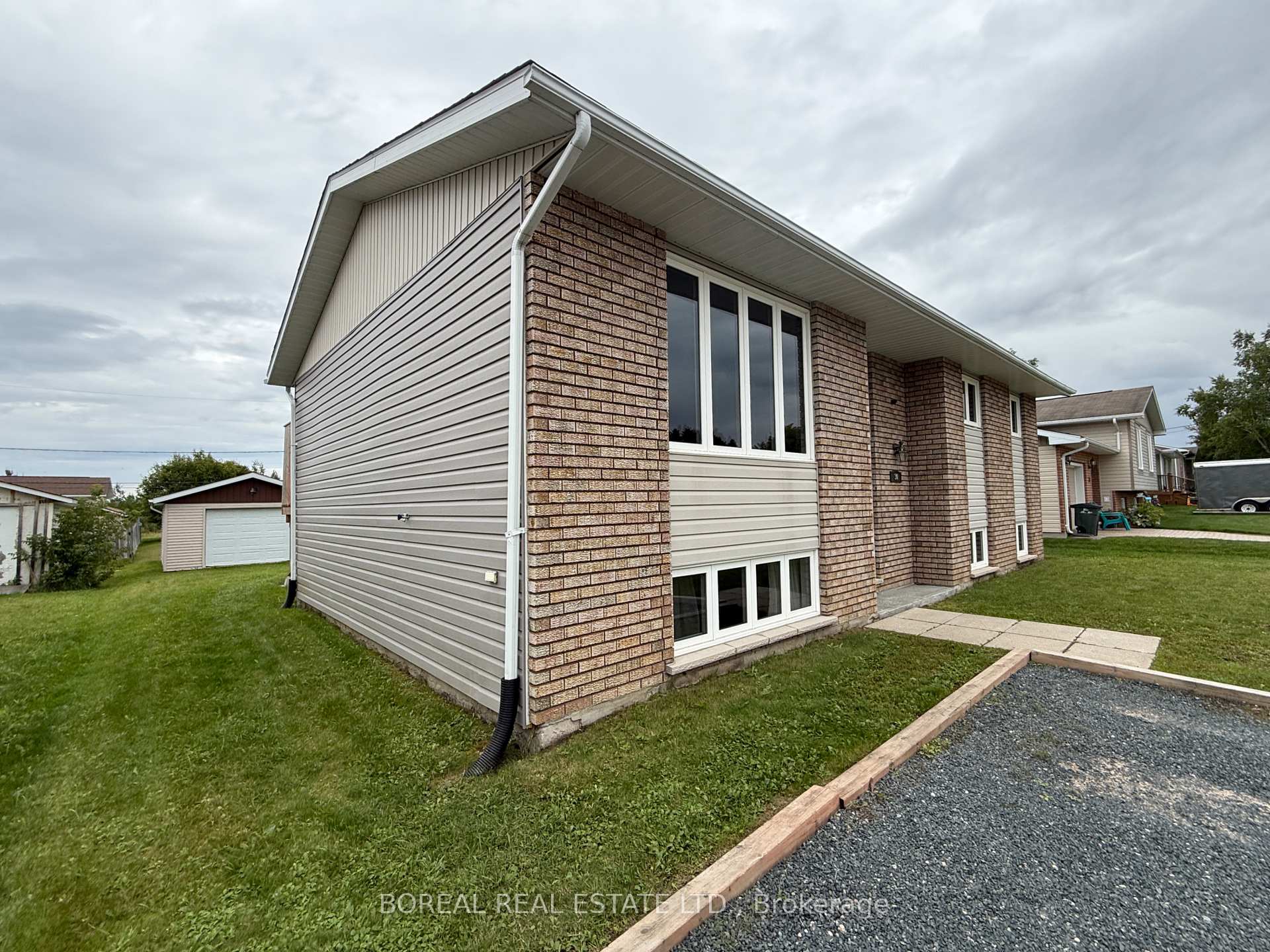 Photo 3 of 30 Eighteenth Avenue, Cochrane — HOMEH