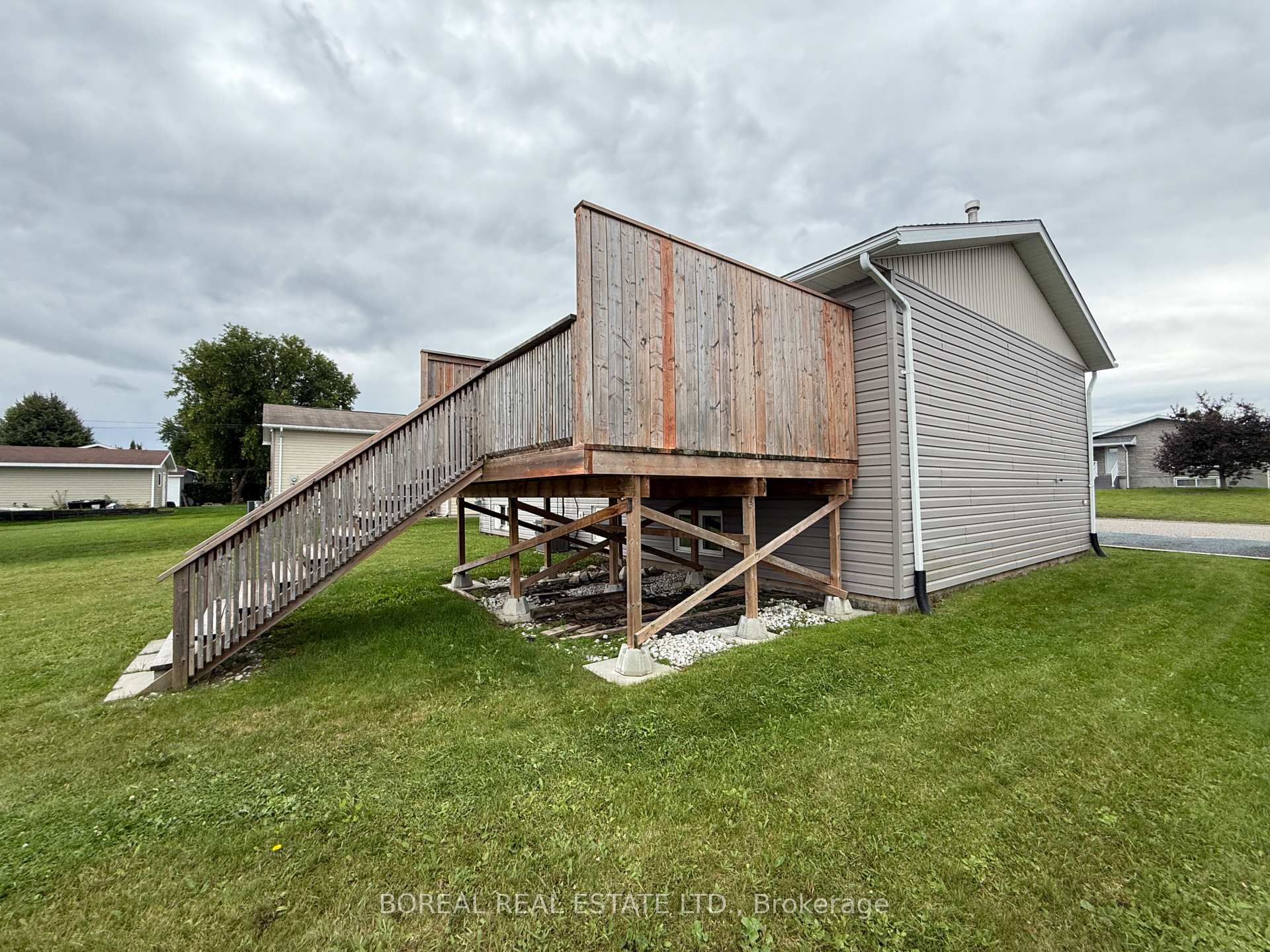 Photo 4 of 30 Eighteenth Avenue, Cochrane — HOMEH