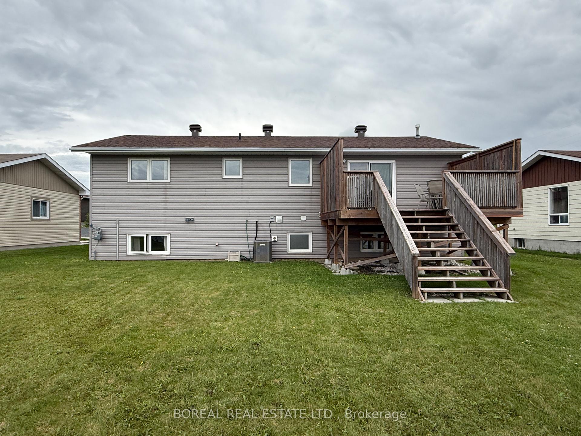 Photo 5 of 30 Eighteenth Avenue, Cochrane — HOMEH