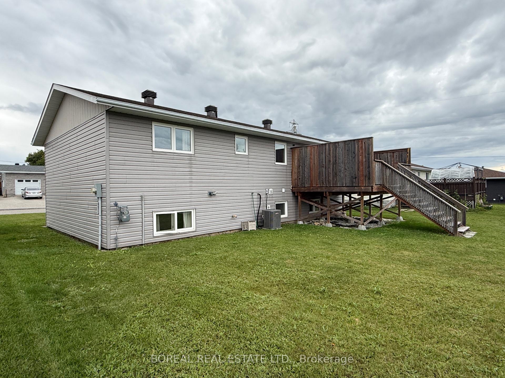 Photo 6 of 30 Eighteenth Avenue, Cochrane — HOMEH
