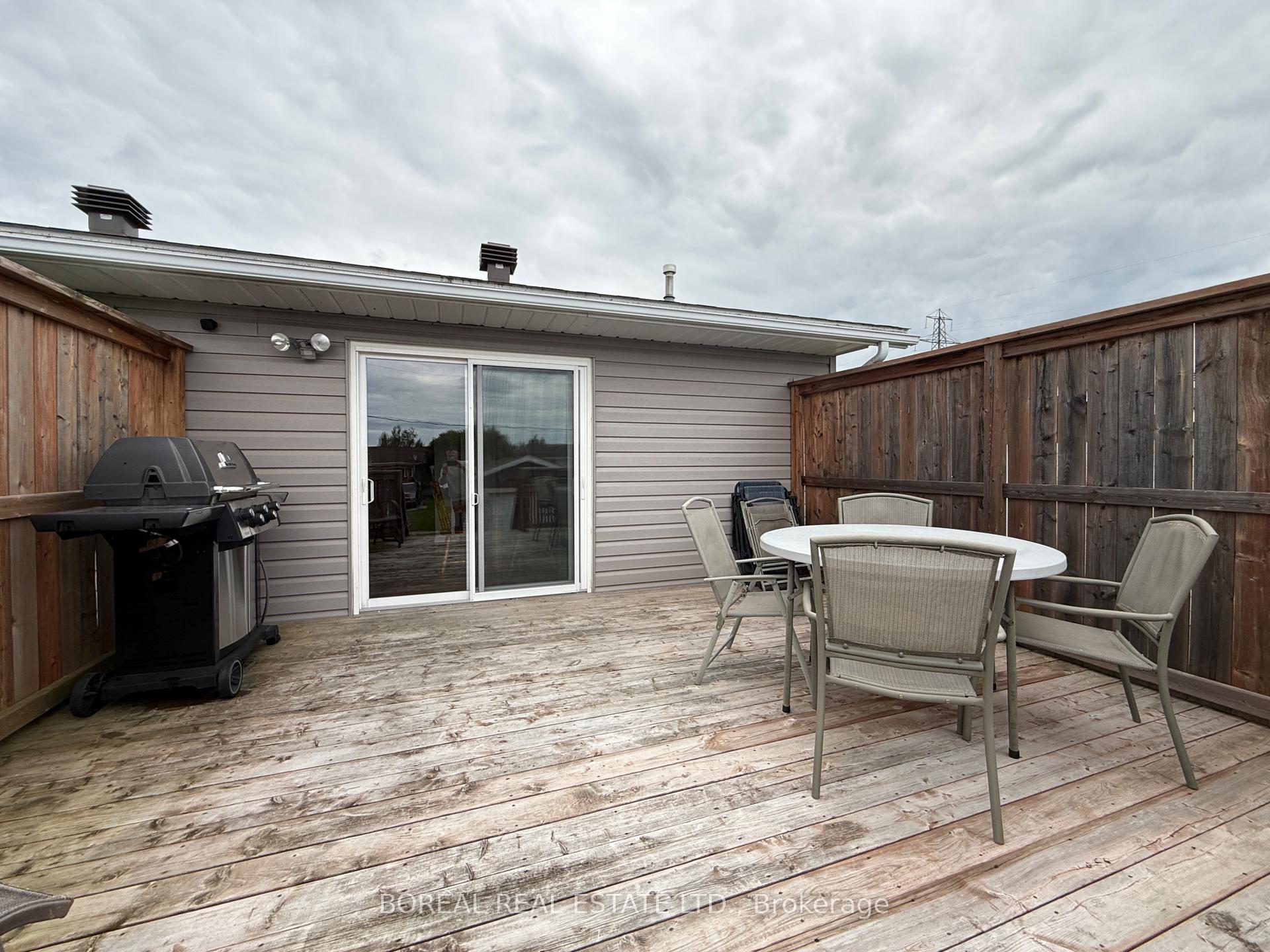 Photo 7 of 30 Eighteenth Avenue, Cochrane — HOMEH
