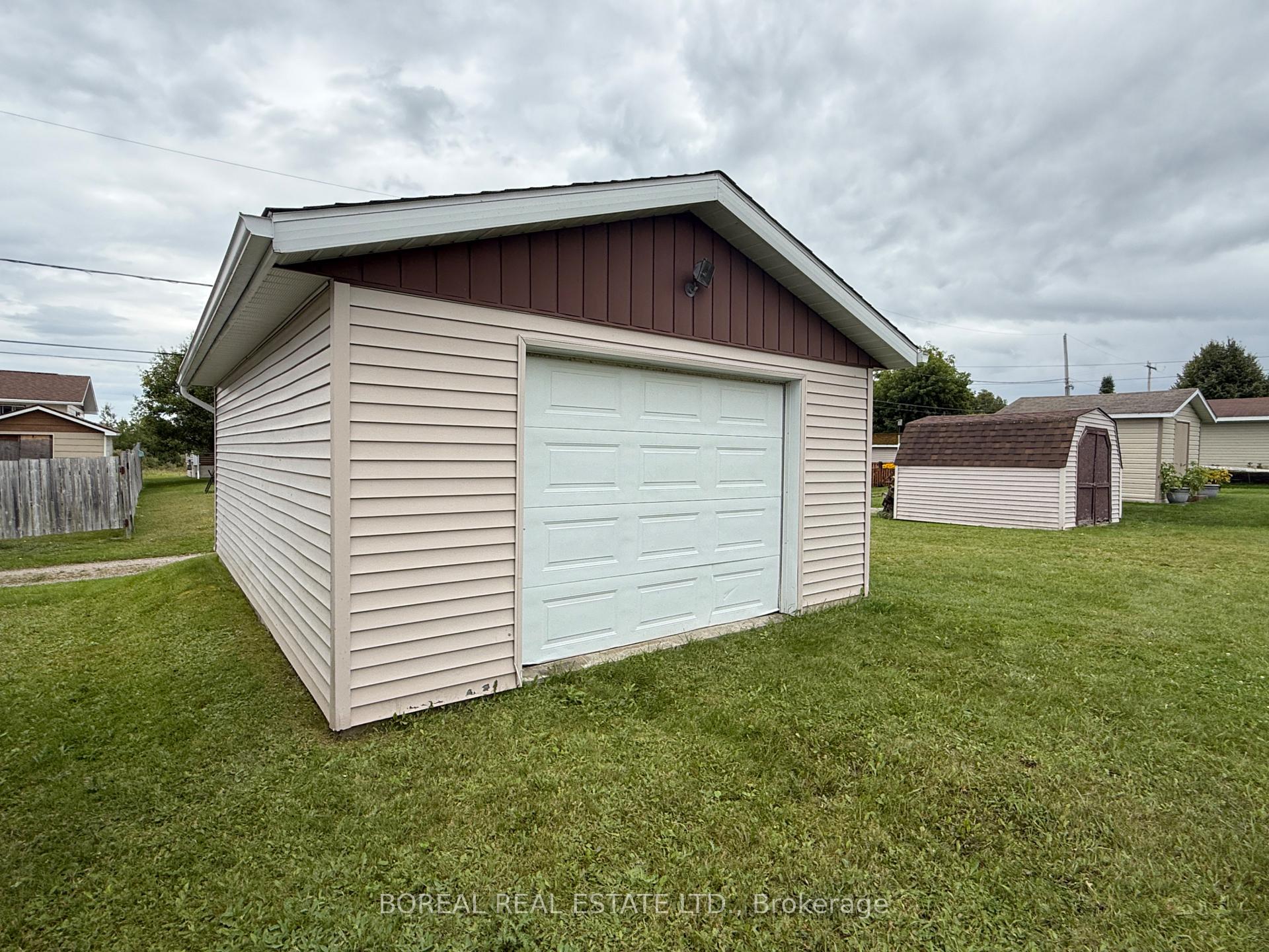 Photo 9 of 30 Eighteenth Avenue, Cochrane — HOMEH