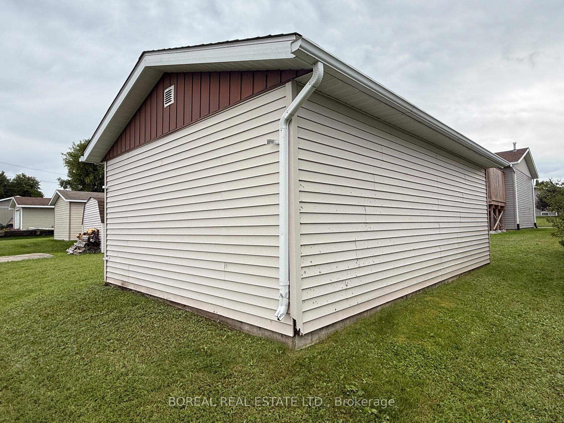 Photo 10 of 30 Eighteenth Avenue, Cochrane — HOMEH