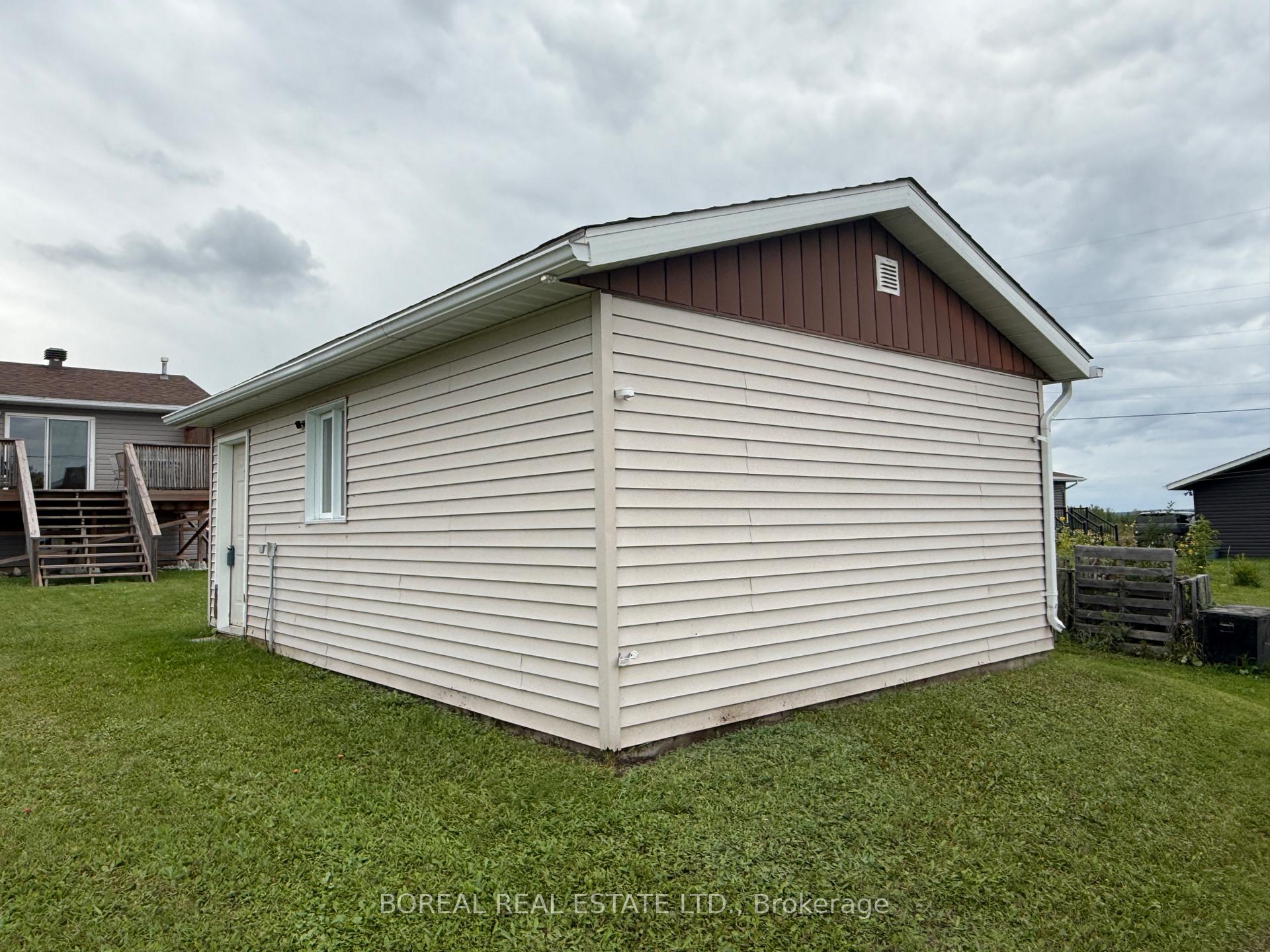 Photo 11 of 30 Eighteenth Avenue, Cochrane — HOMEH