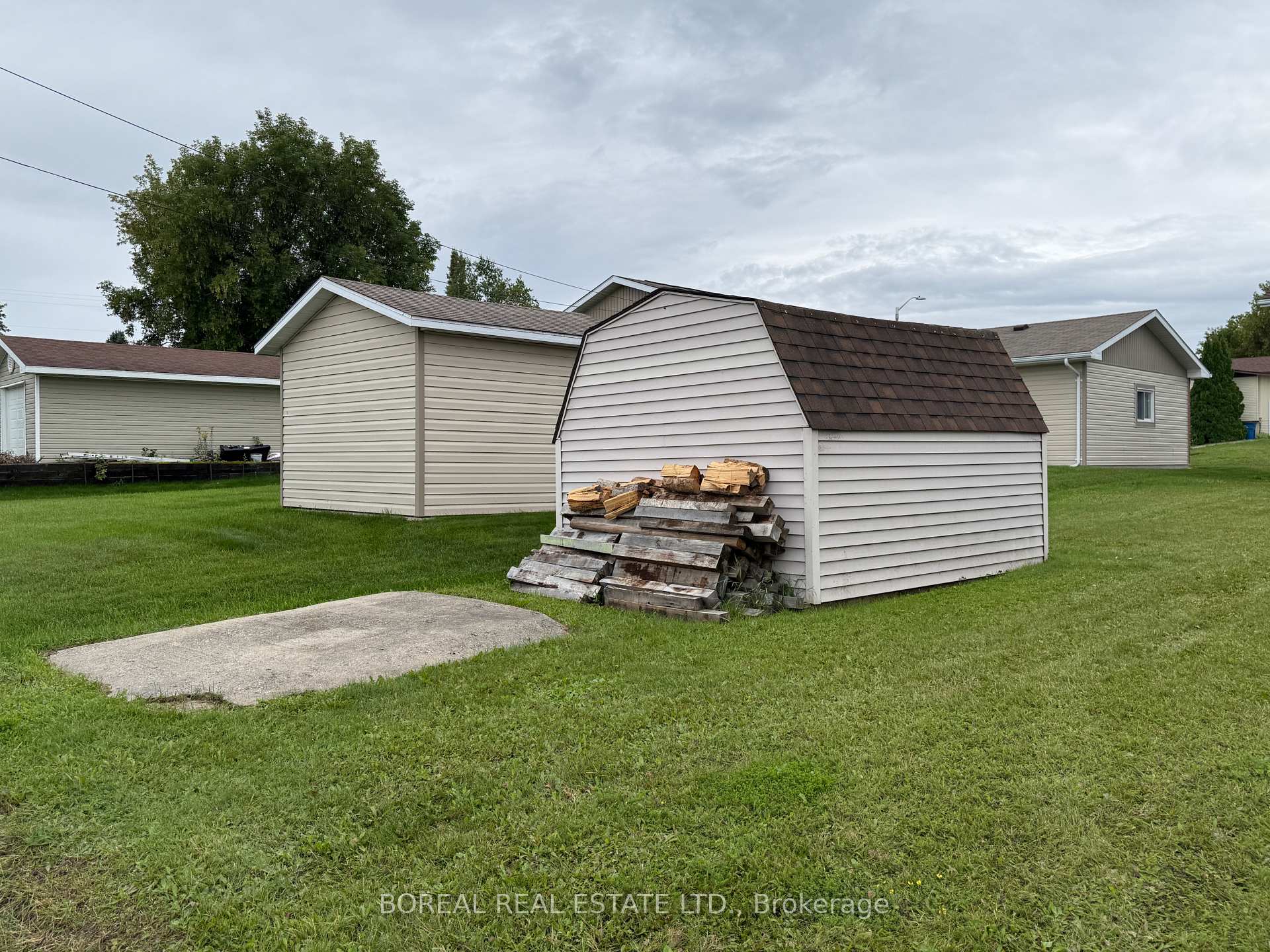 Photo 12 of 30 Eighteenth Avenue, Cochrane — HOMEH