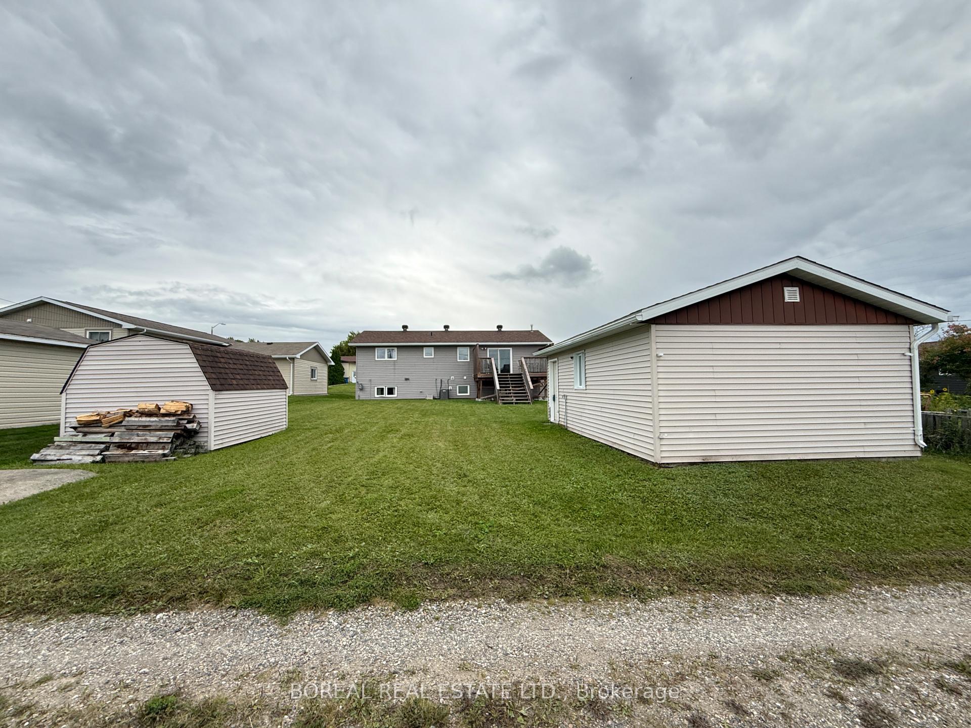 Photo 13 of 30 Eighteenth Avenue, Cochrane — HOMEH