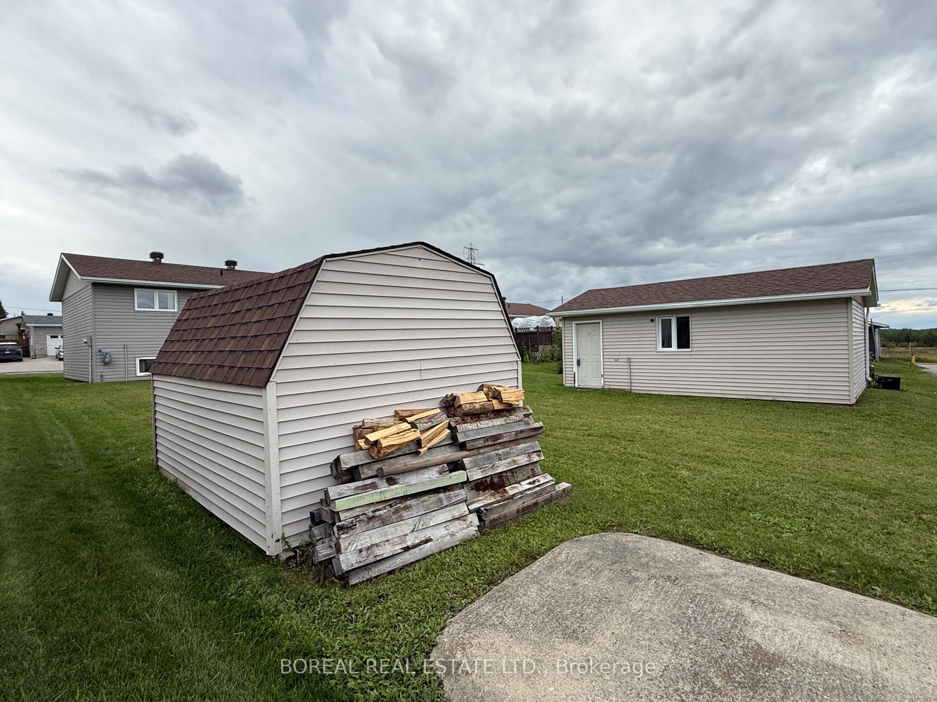 Photo 14 of 30 Eighteenth Avenue, Cochrane — HOMEH