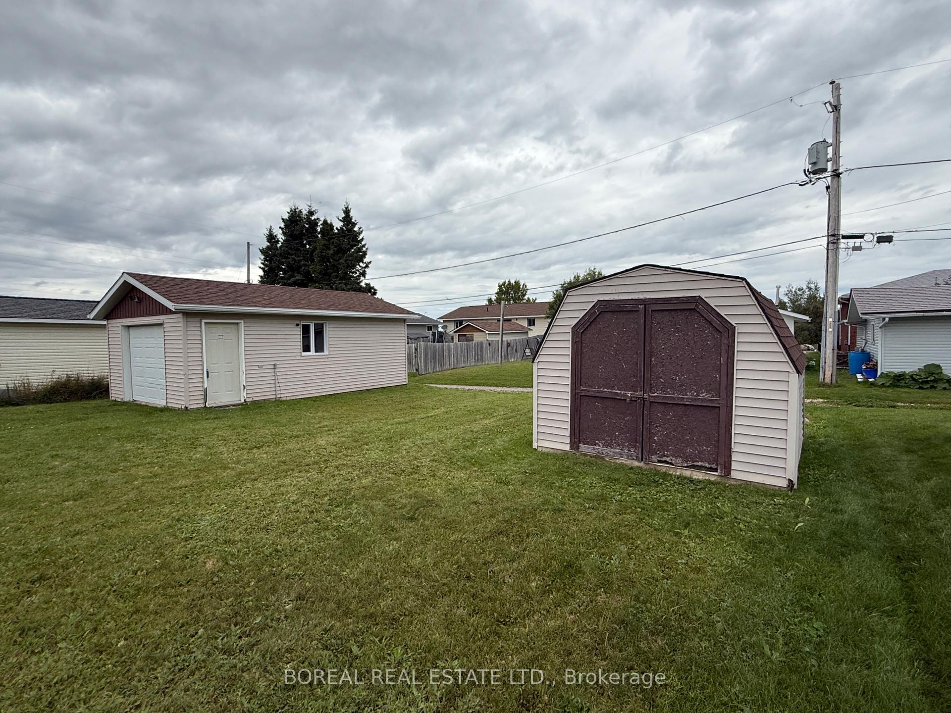 Photo 15 of 30 Eighteenth Avenue, Cochrane — HOMEH