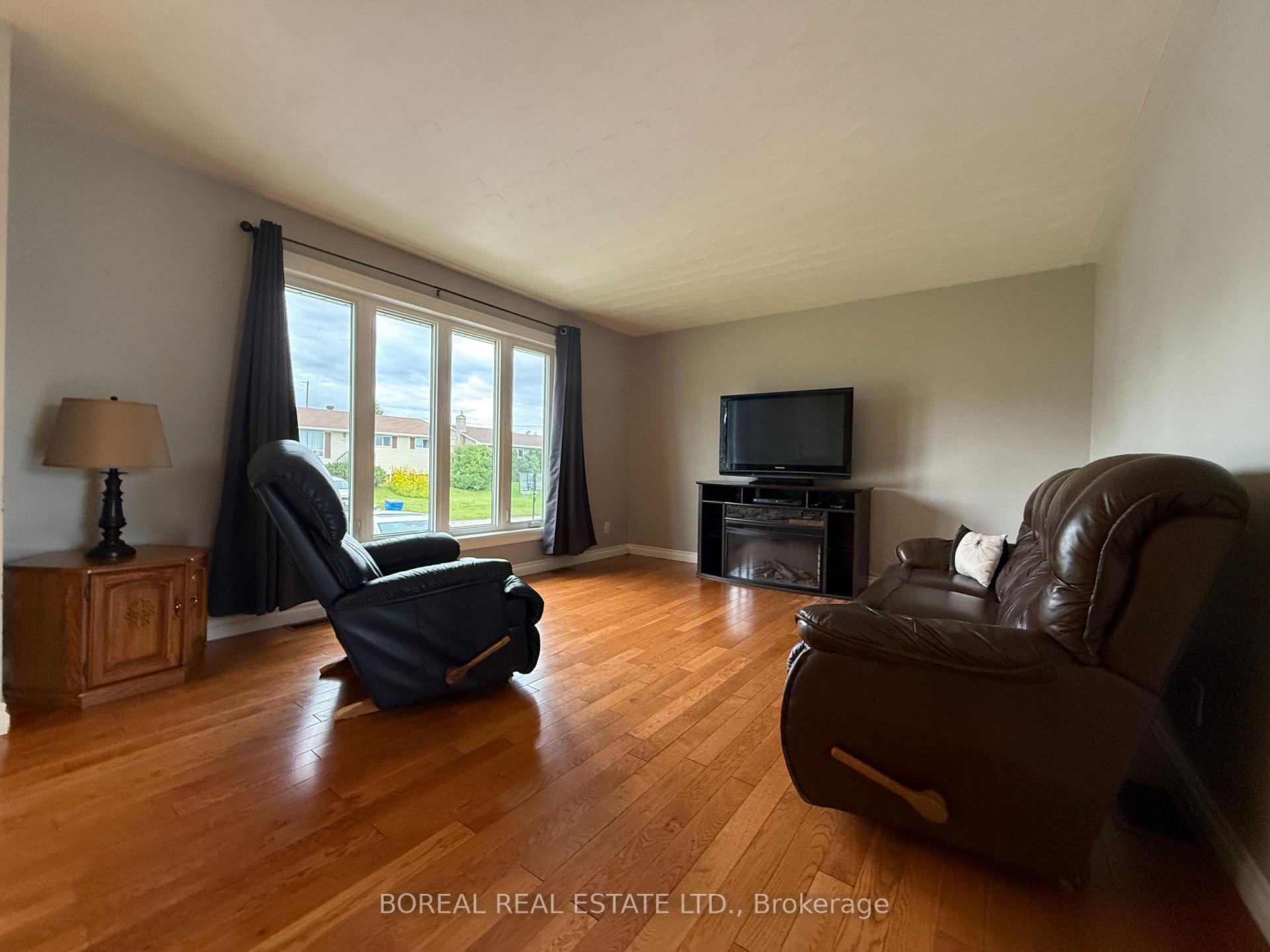 Photo 18 of 30 Eighteenth Avenue, Cochrane — HOMEH
