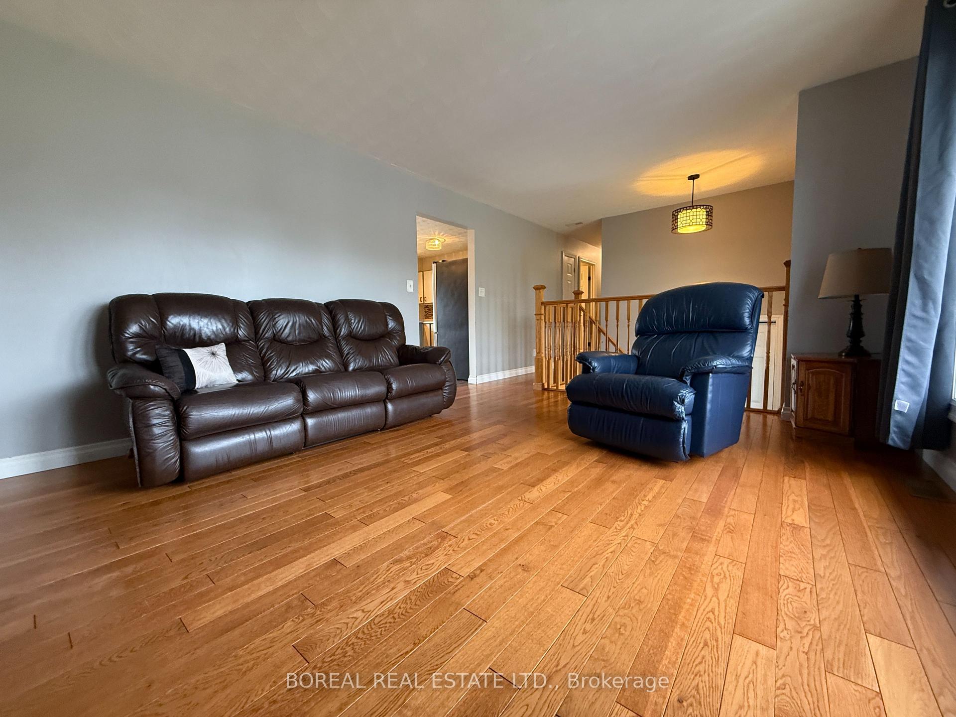 Photo 19 of 30 Eighteenth Avenue, Cochrane — HOMEH