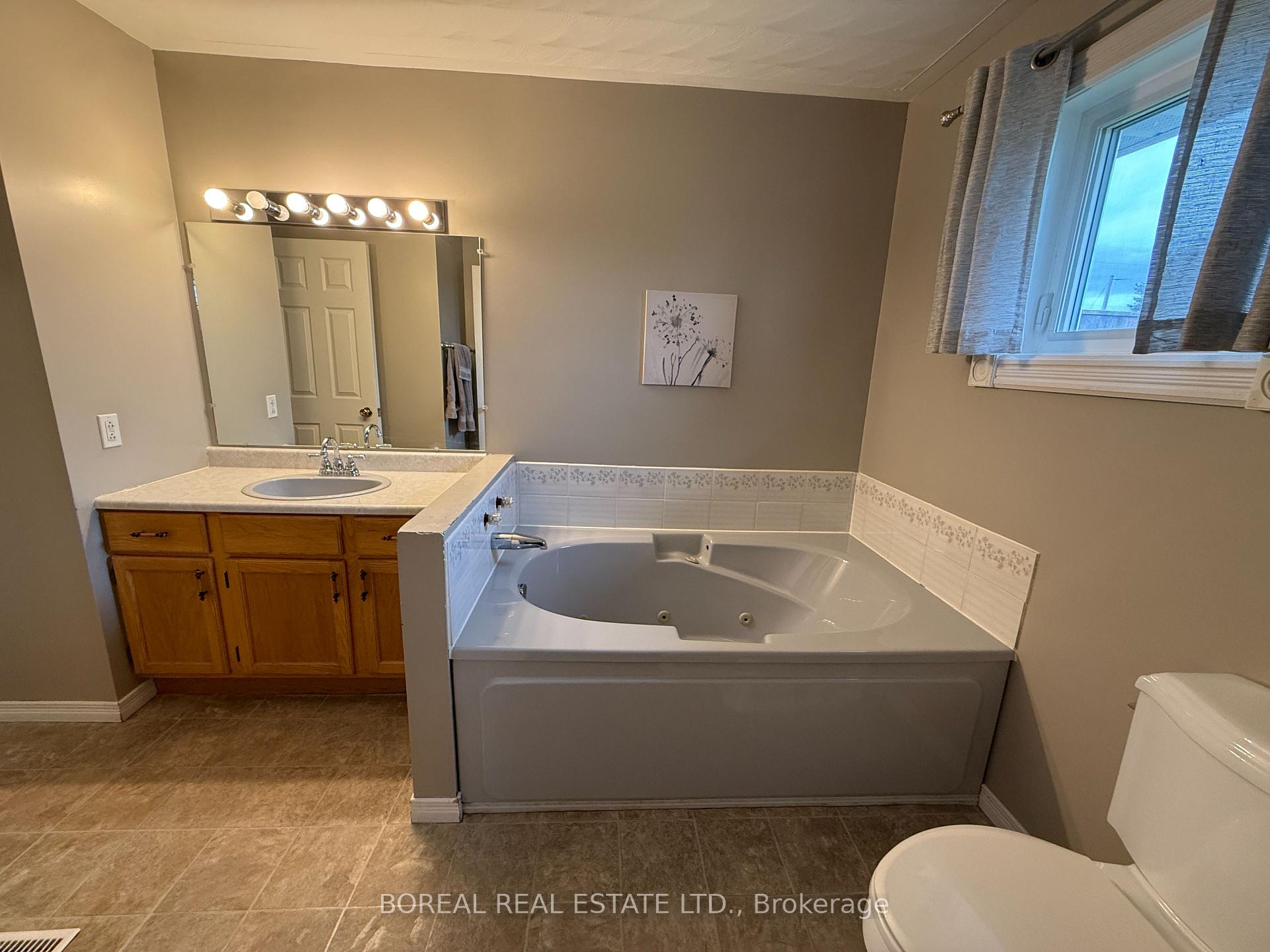 Photo 25 of 30 Eighteenth Avenue, Cochrane — HOMEH