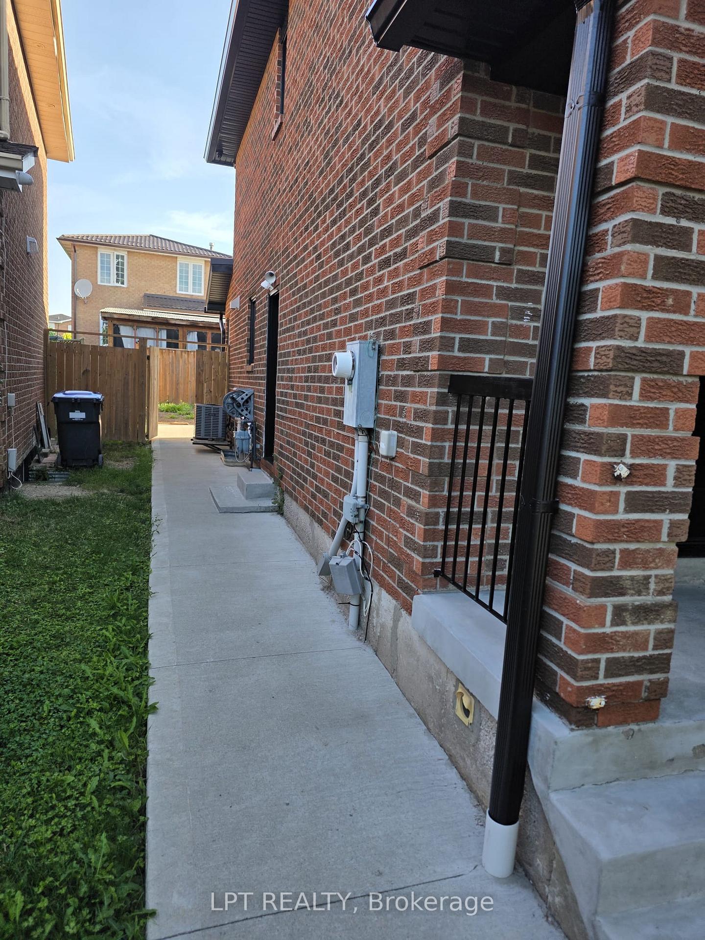 Photo 2 of 17 Alabaster Drive, Brampton, Brampton North — HOMEH