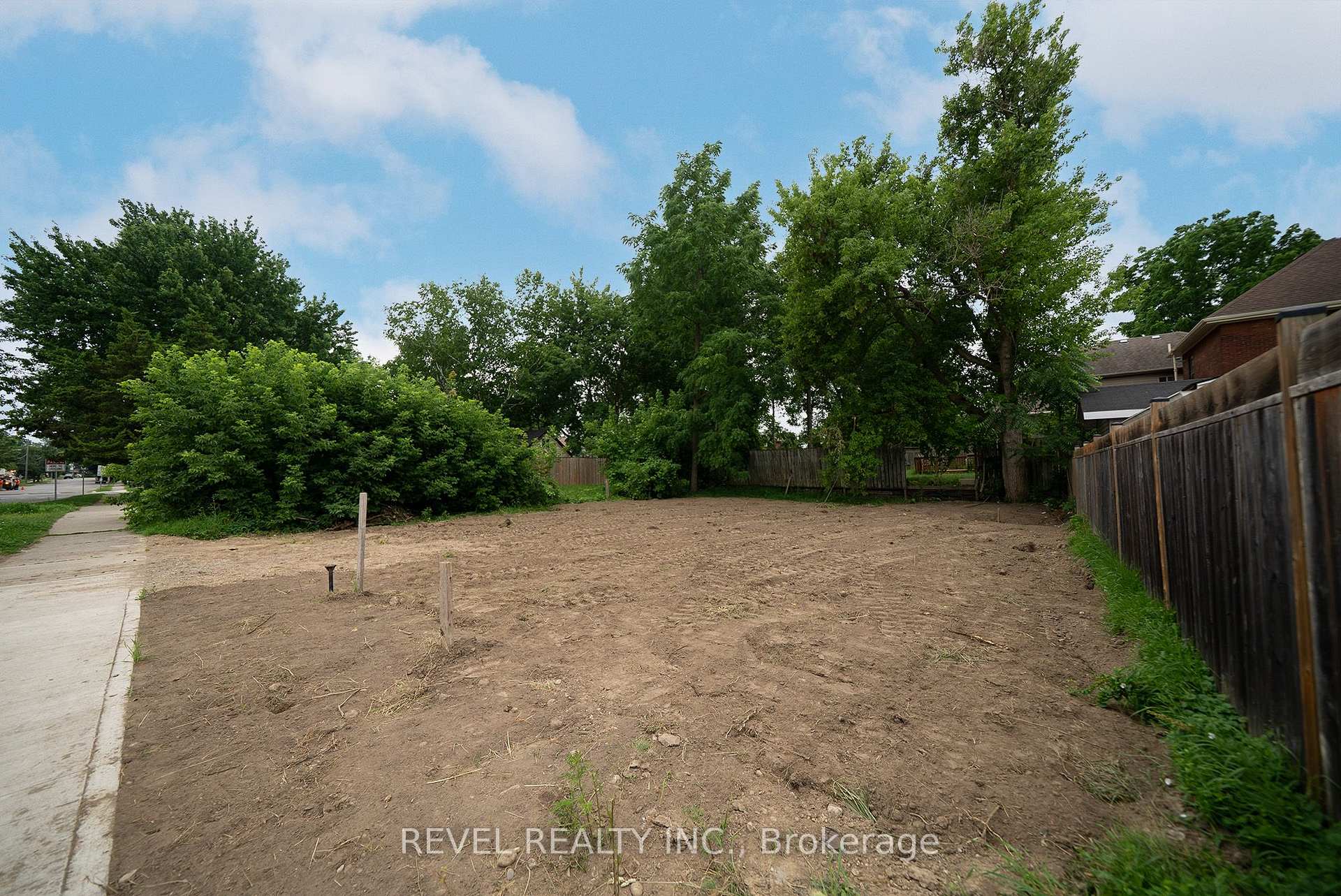 Photo 4 of 145 Catharine Avenue, Brantford, Old West Brant — HOMEH