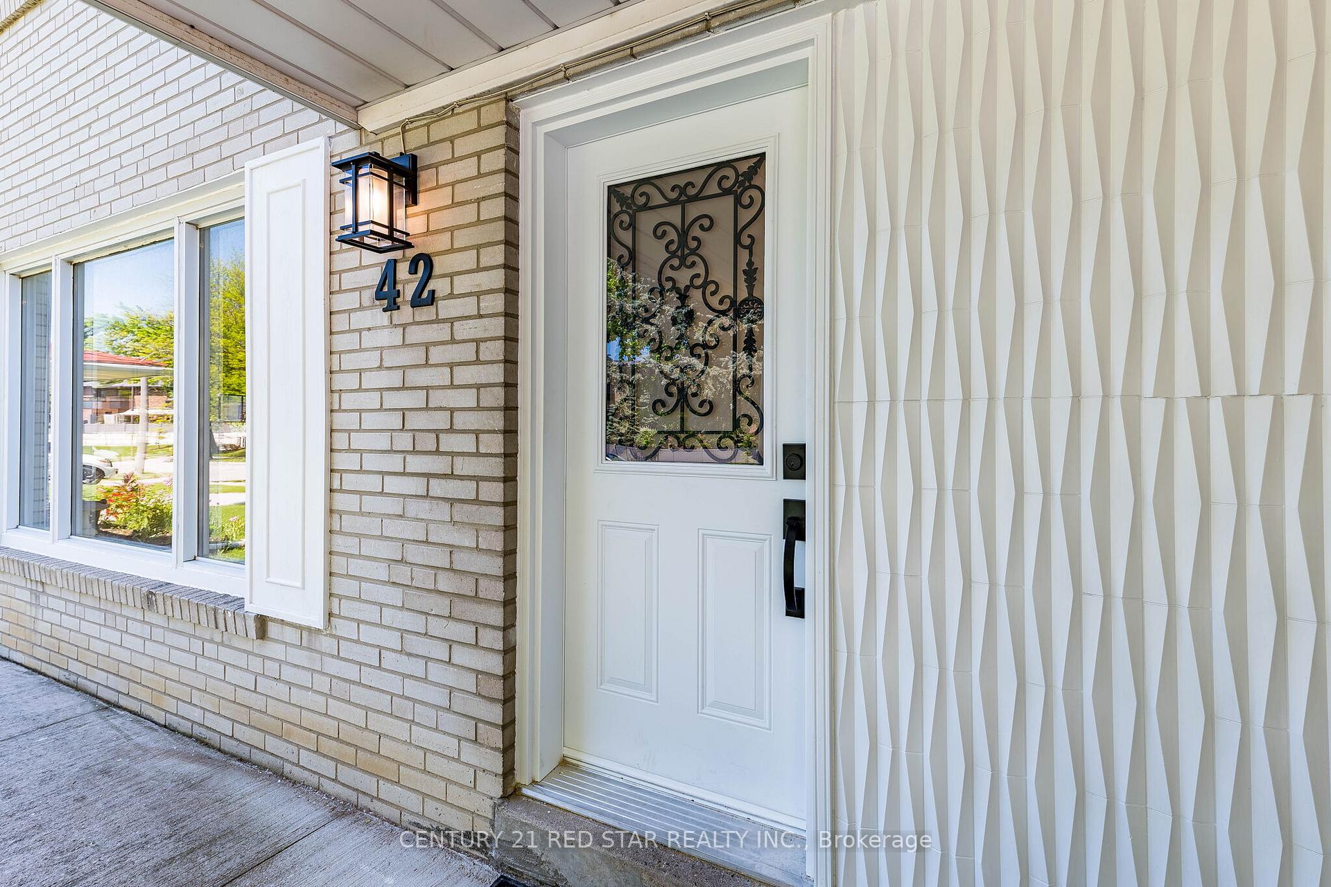 Photo 3 of 42 Broadfield Drive, Etobicoke, Markland Wood — HOMEH