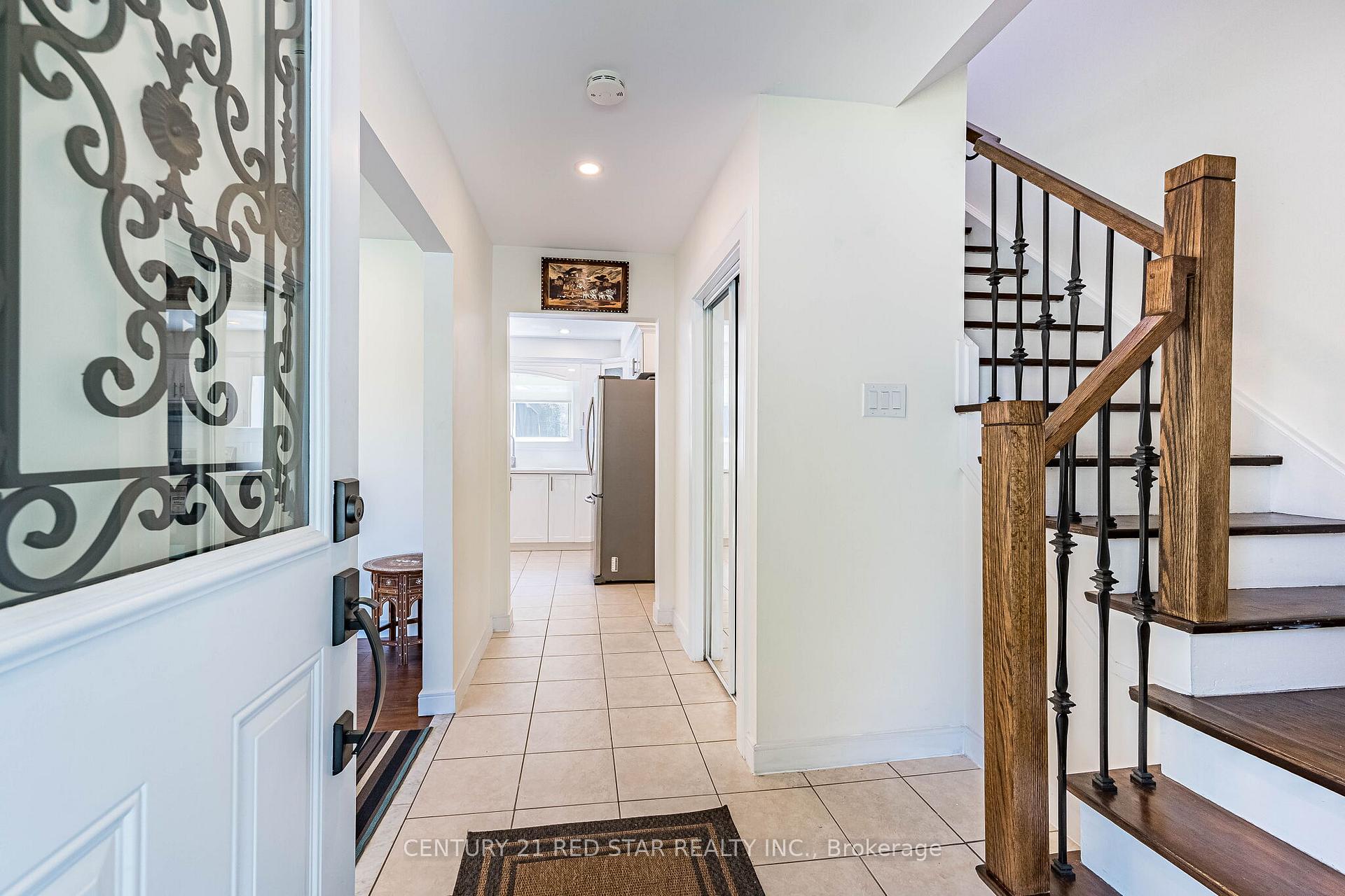 Photo 4 of 42 Broadfield Drive, Etobicoke, Markland Wood — HOMEH