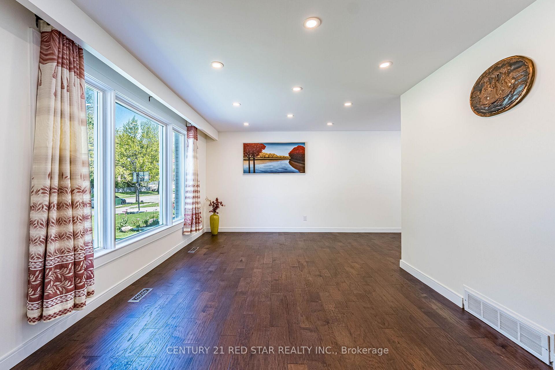 Photo 5 of 42 Broadfield Drive, Etobicoke, Markland Wood — HOMEH