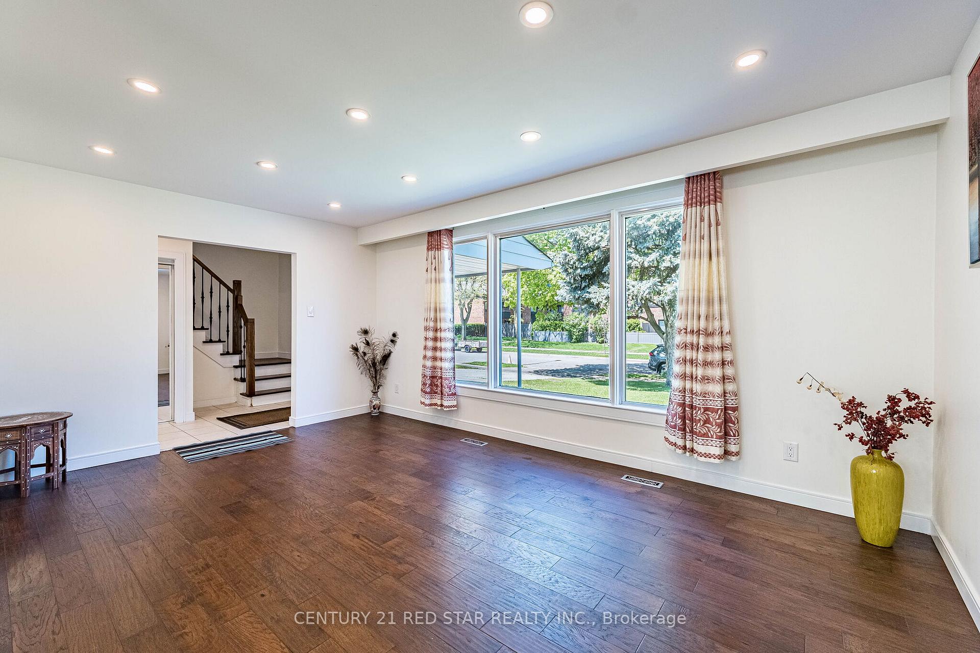 Photo 6 of 42 Broadfield Drive, Etobicoke, Markland Wood — HOMEH