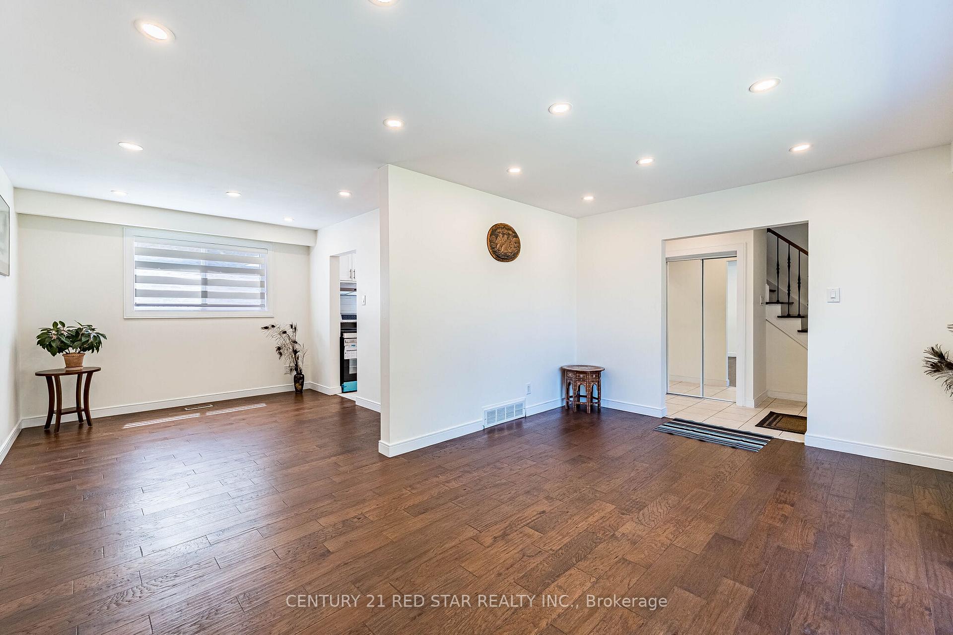 Photo 7 of 42 Broadfield Drive, Etobicoke, Markland Wood — HOMEH