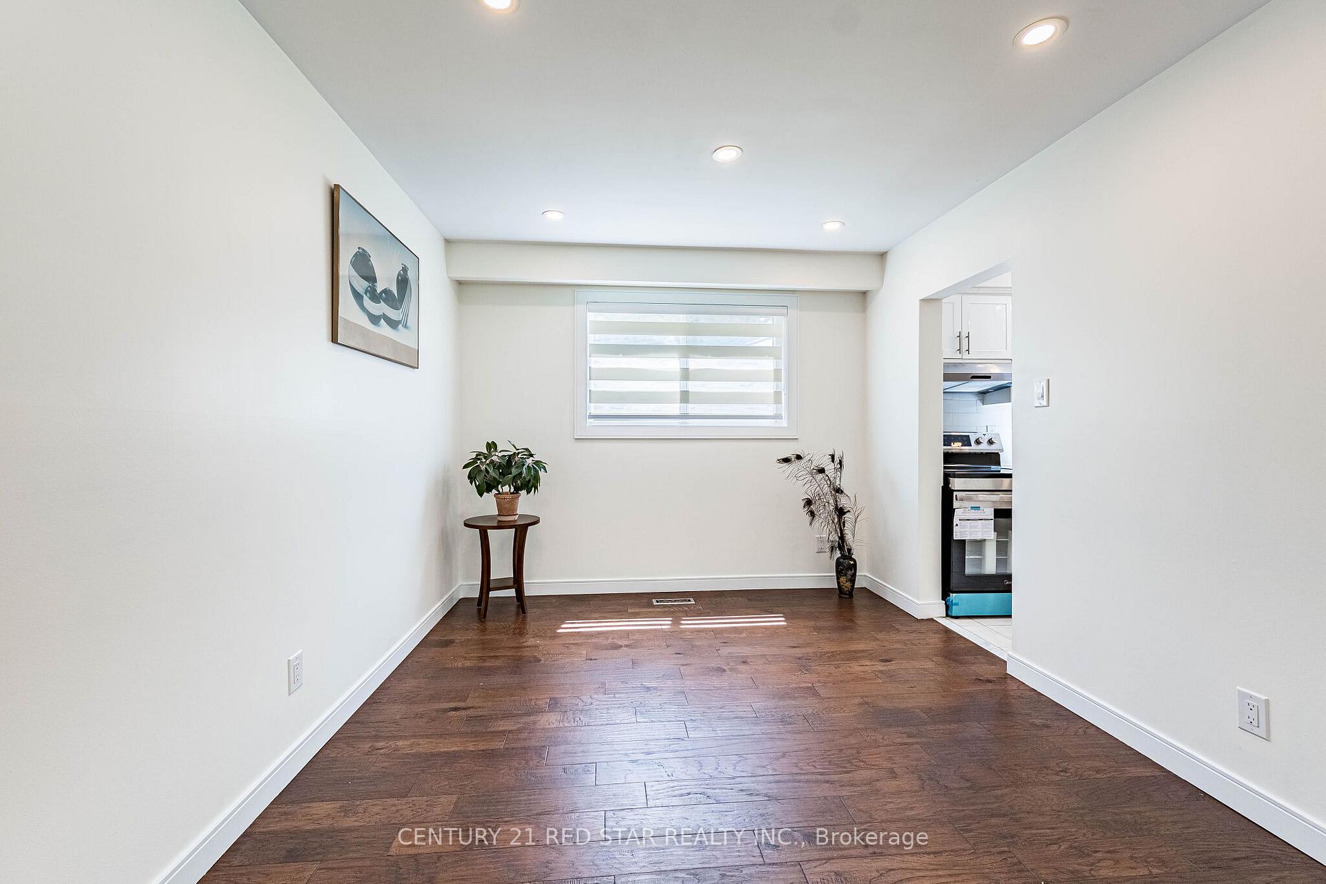 Photo 8 of 42 Broadfield Drive, Etobicoke, Markland Wood — HOMEH